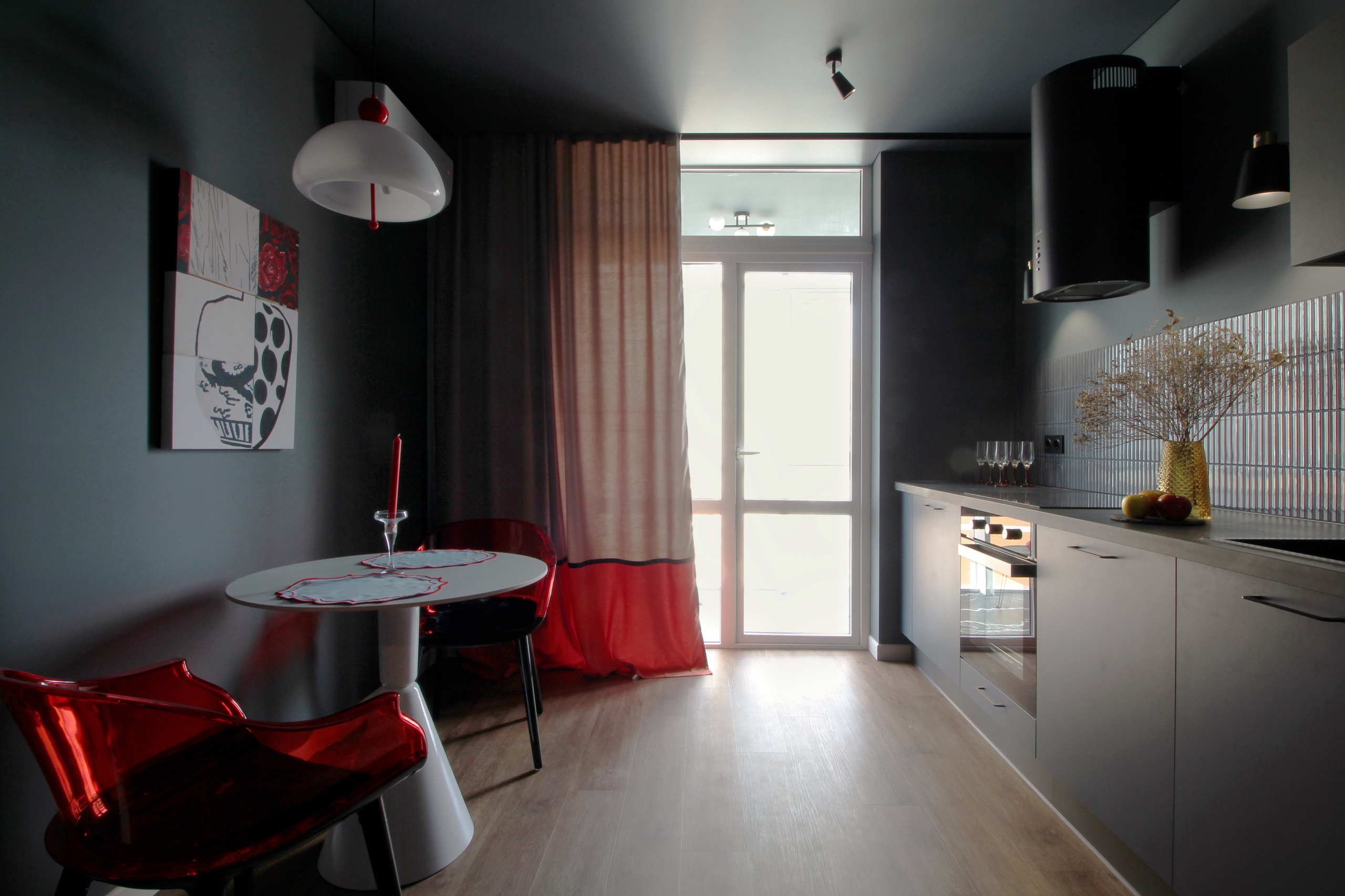 Красный стул на кухне