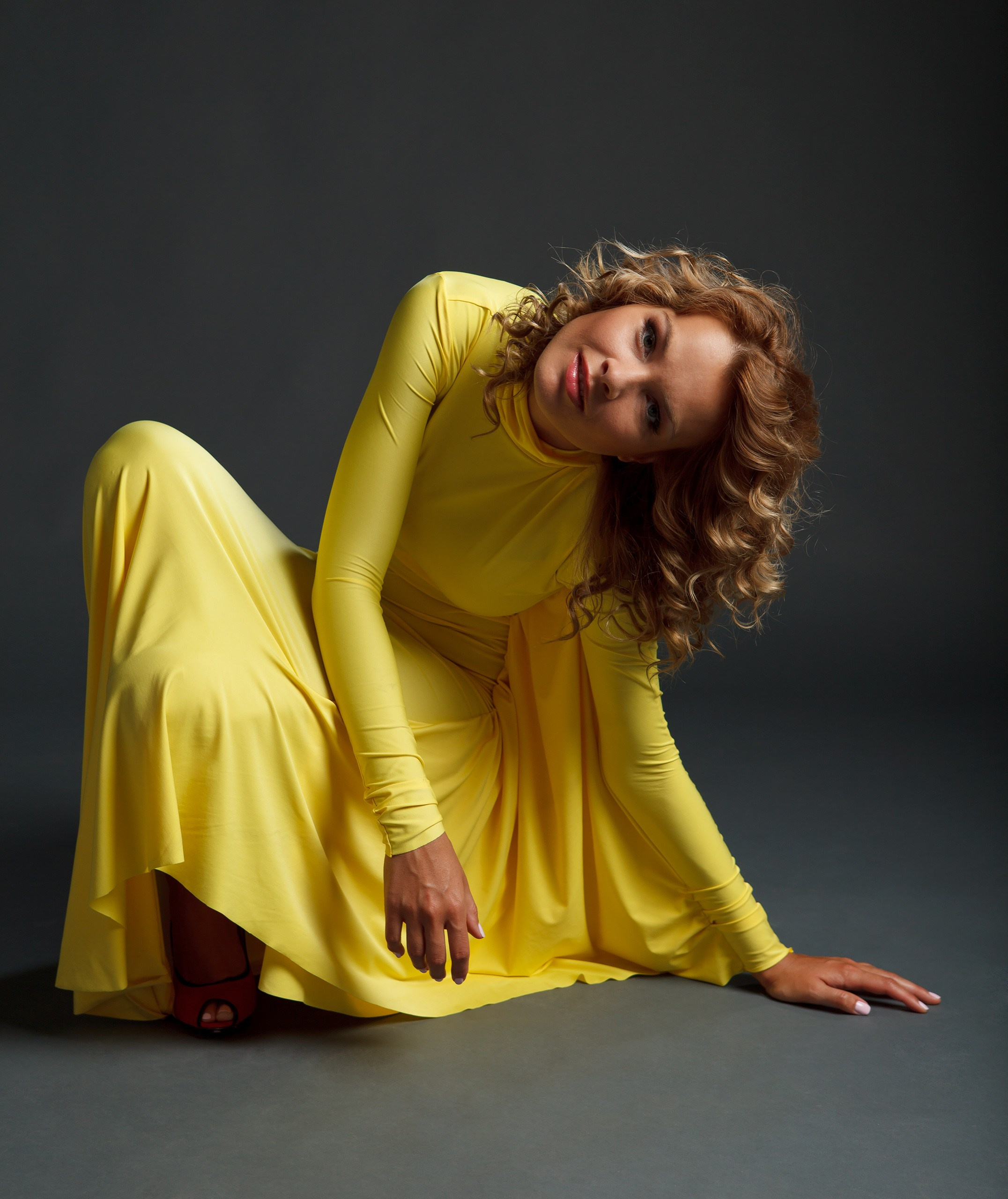 Женский портрет в желтом платье. Портретная фотосессия дома и в студии. Фотосъёмка одежды.