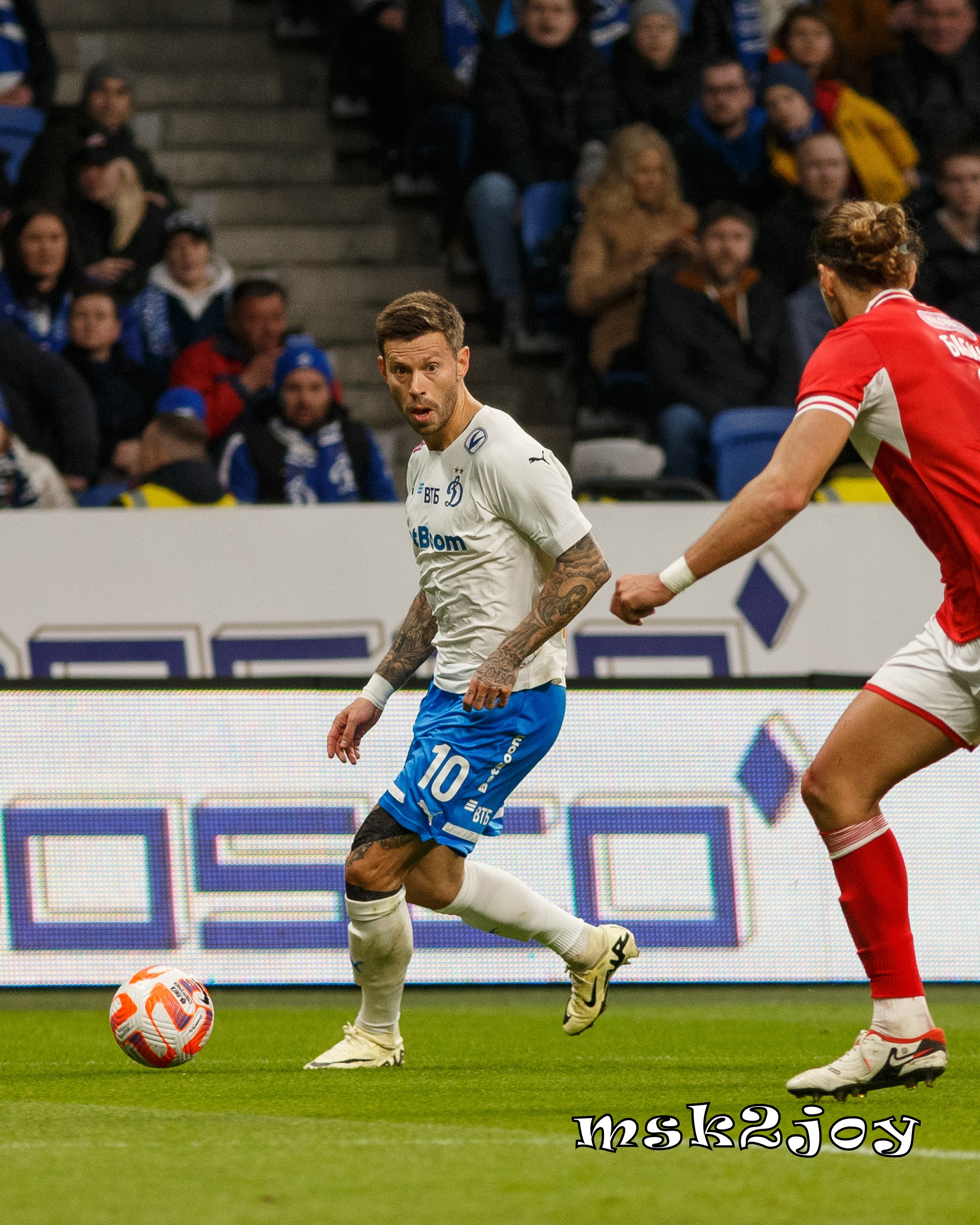 Нападающий футбольного клуба Динамо Москва Фёдор Смолов с мячом. Фотограф - Михаил Тоцкий.