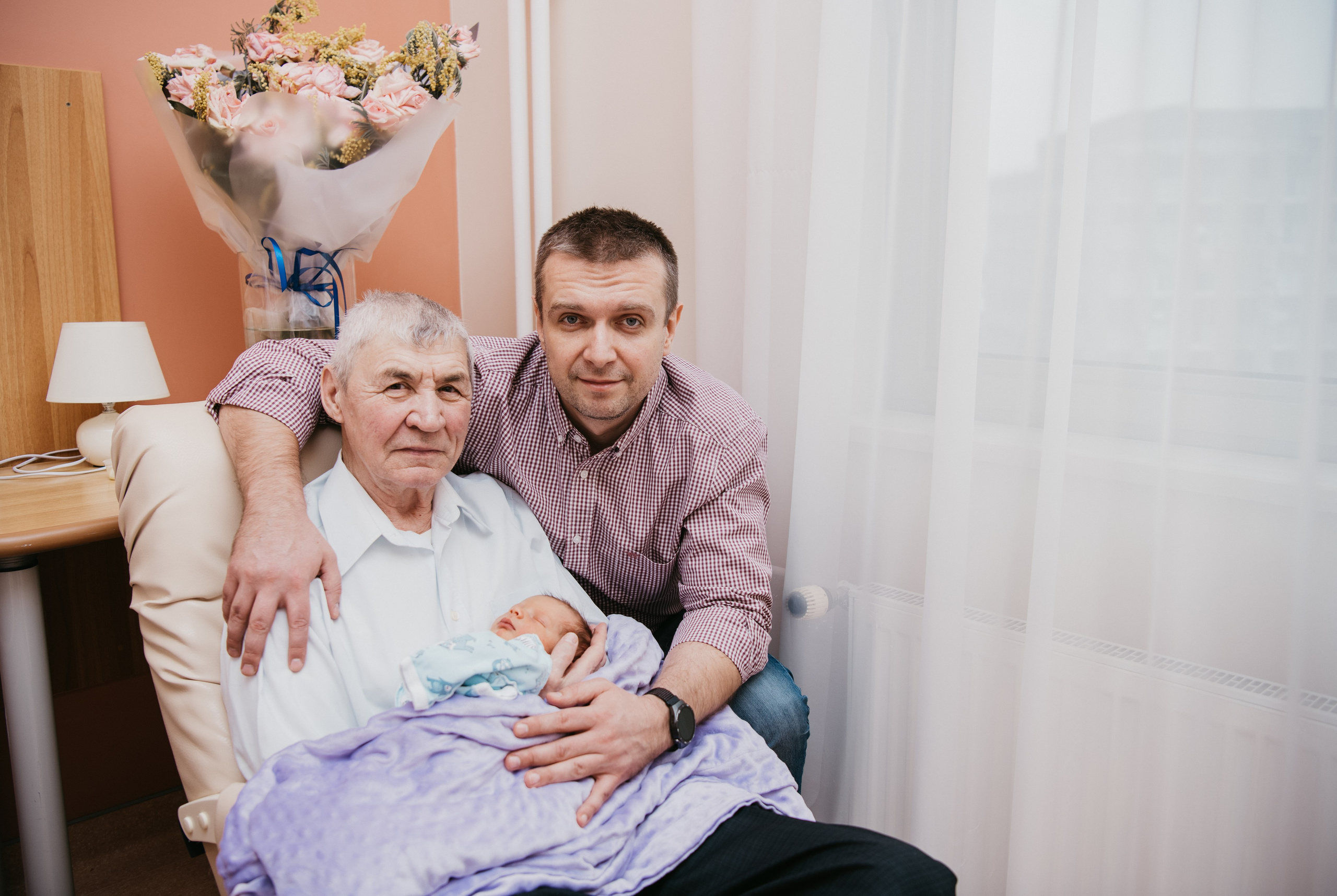 Выписка малыша. Мать и дитя на Севастопольском. Фотограф на выписку из роддома в Москве и МО