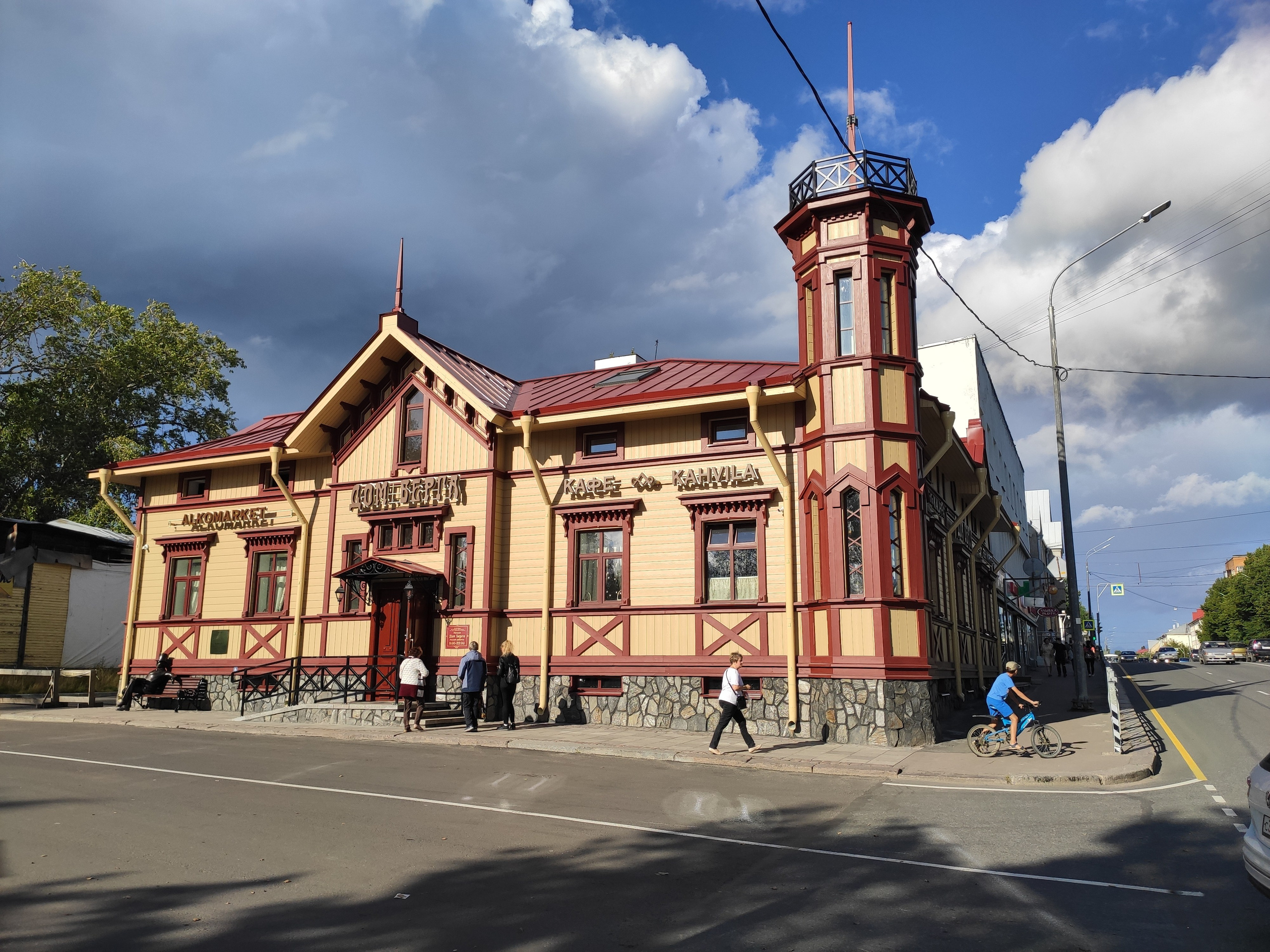 Дом первого бургомистра Сортавалы - Карла Густава Берга. Дом сгорел в середине XX в., но был восстановлен в XXI близко к его историческому облику. В городе сохранилось много зданий, выстроенных в XX в. в стиле национального романтизма (модерна)