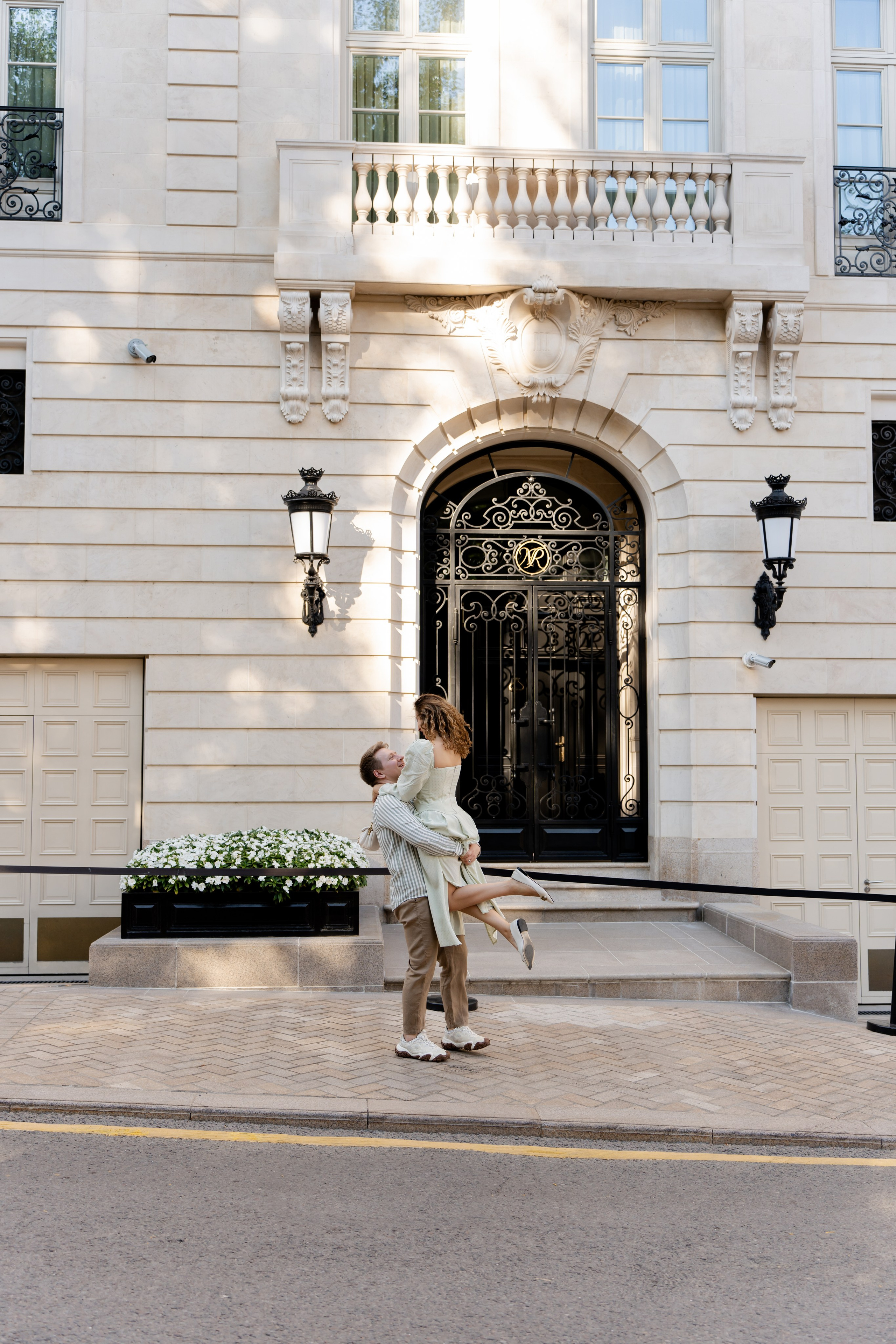 Парень кружит девушку Love story Москва Фотограф