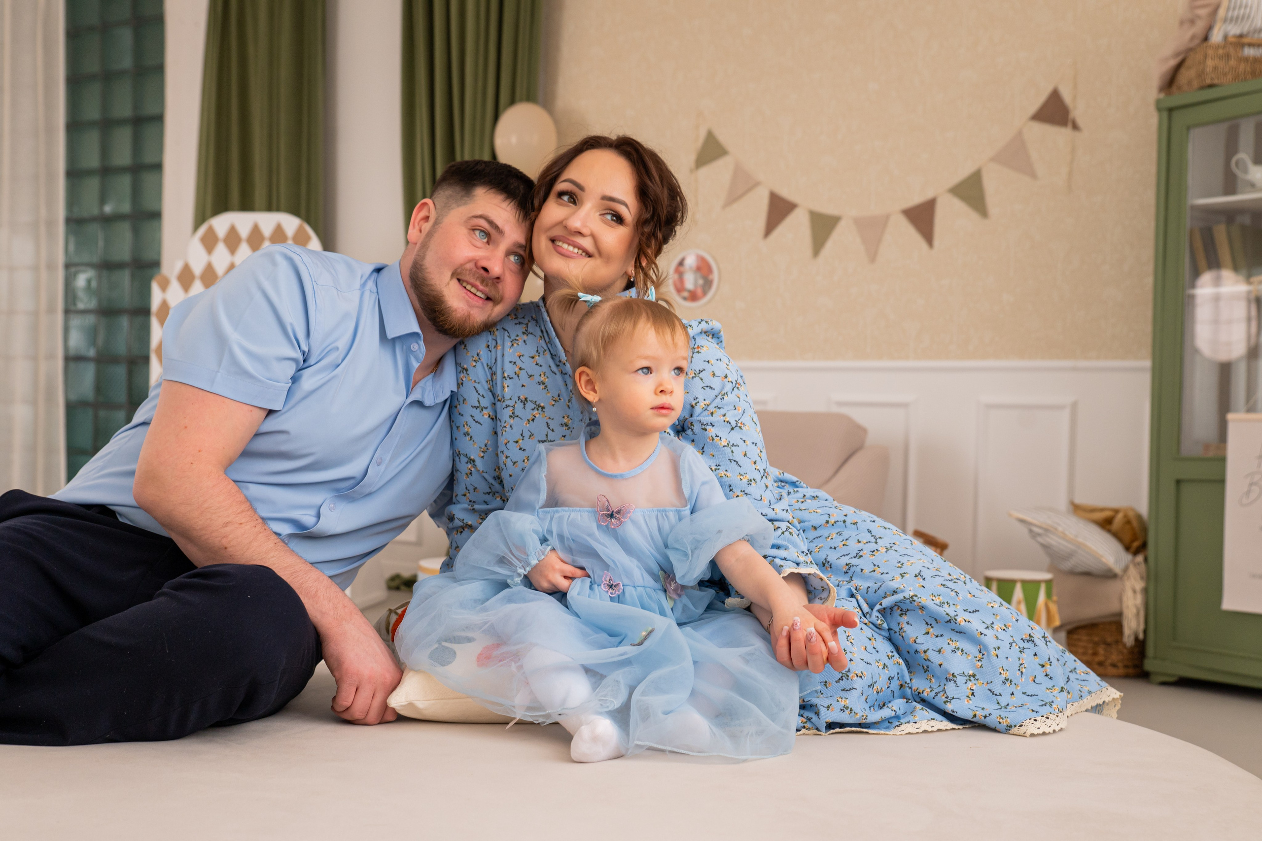 Александр и Анастасия и доченька Юлечка. Я Ольга Казанцева, фотографирую снимаю ваши киноистории и печатаю фото и цифровые портреты на холсте