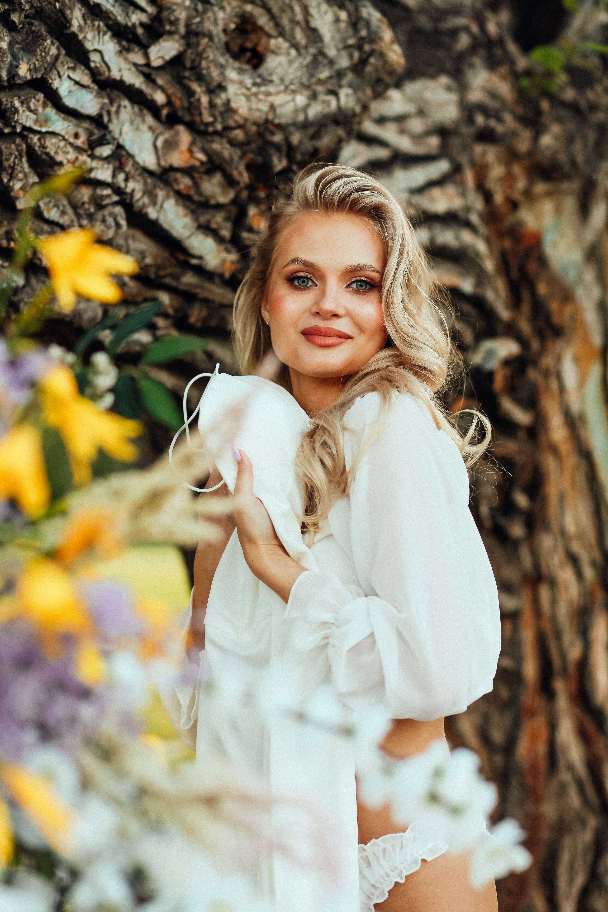 утро очень красивая невеста блондинка цветы природа лето декор дерево кровать виктория