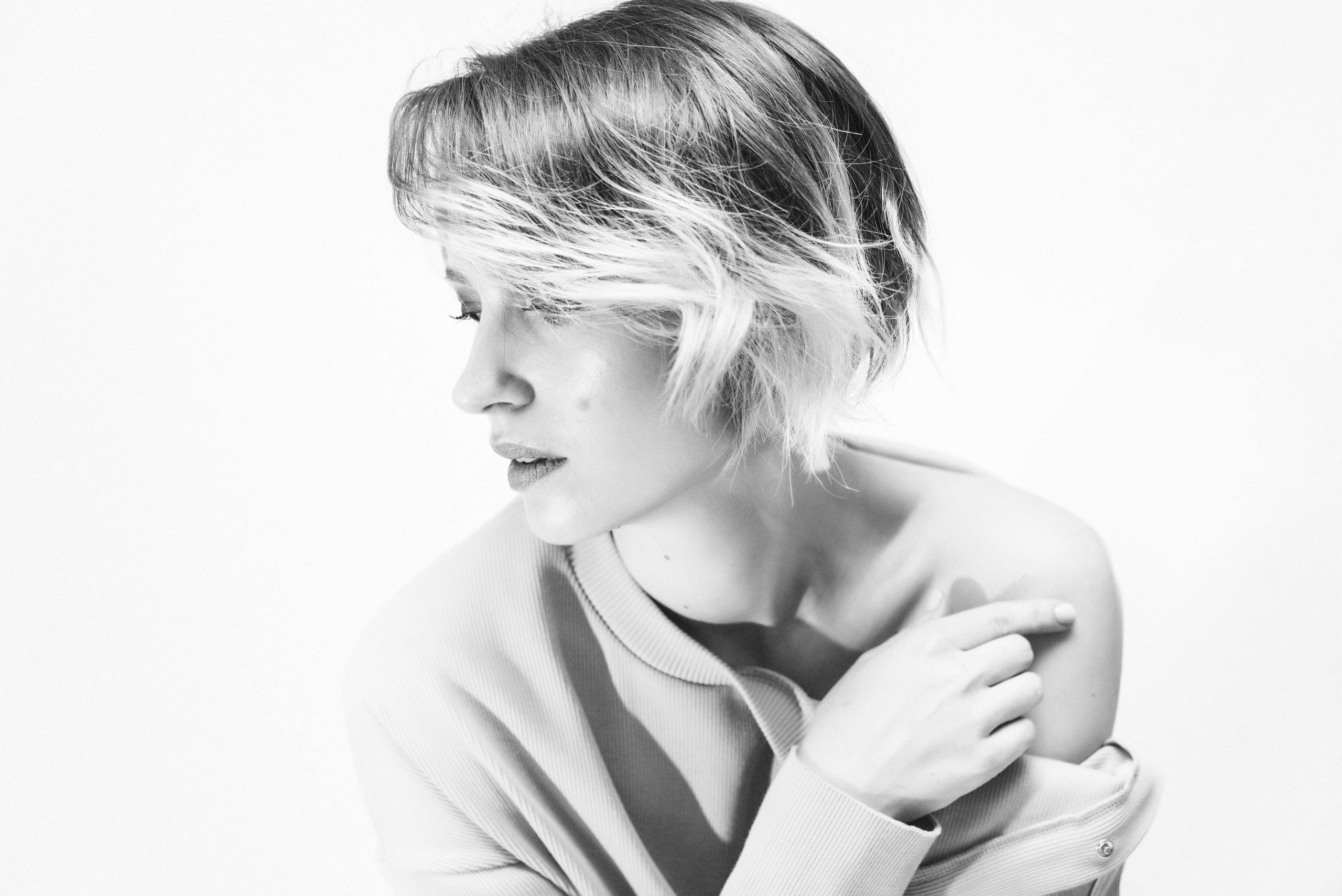 Саша и вино | портреты на белом фоне. Фотограф и видеограф в Москве и Абу Даби Мария Кулагина