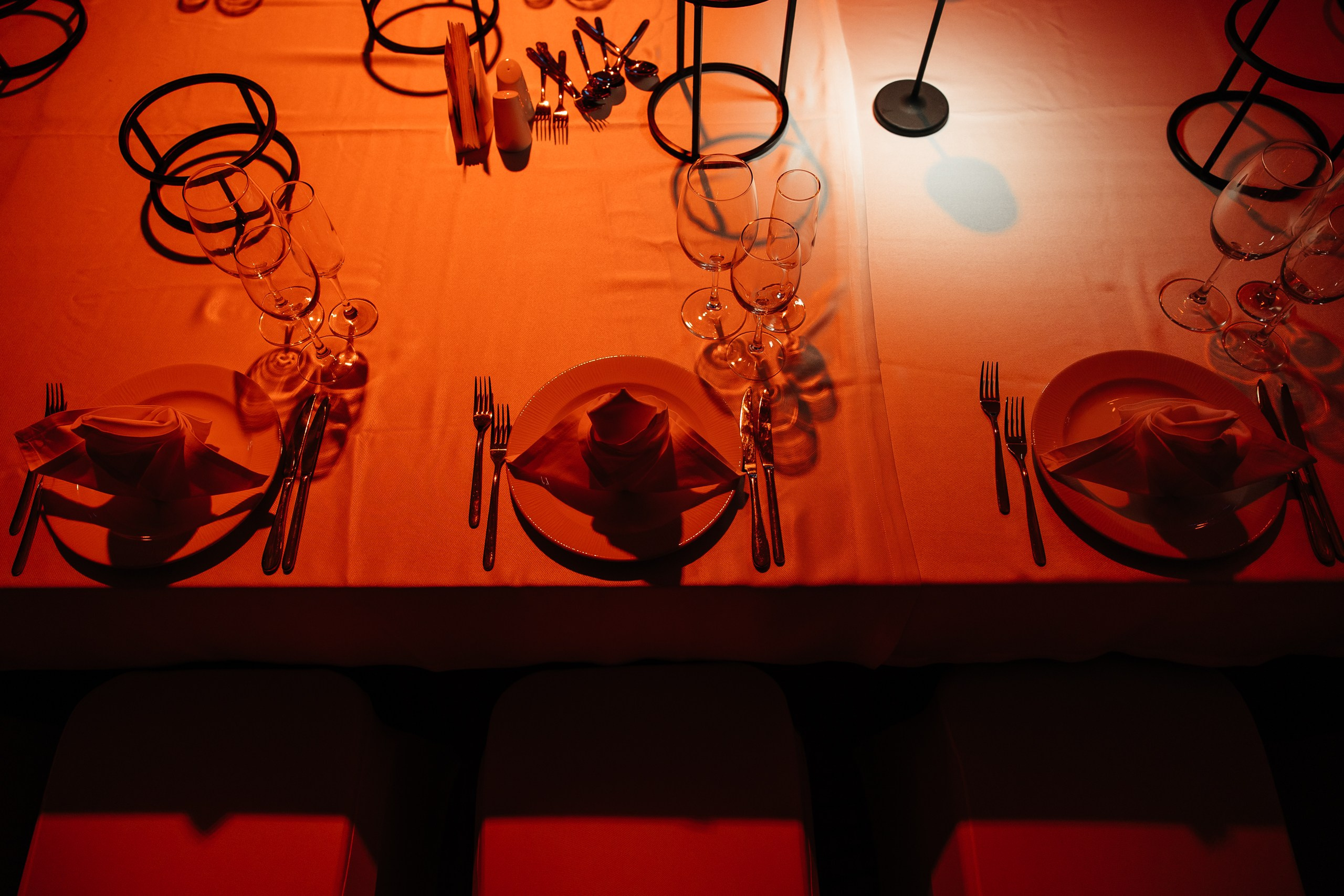 Здравствуйте! Я свадебный фотограф из Ульяновска, работаю в том числе по всей России и с выездом за границу. Снимаю свадьбы, lovestory, корпоративы, светский репортаж. Провожу обучение по фотографии, мастер-классы и воркшопы для других фотографов.