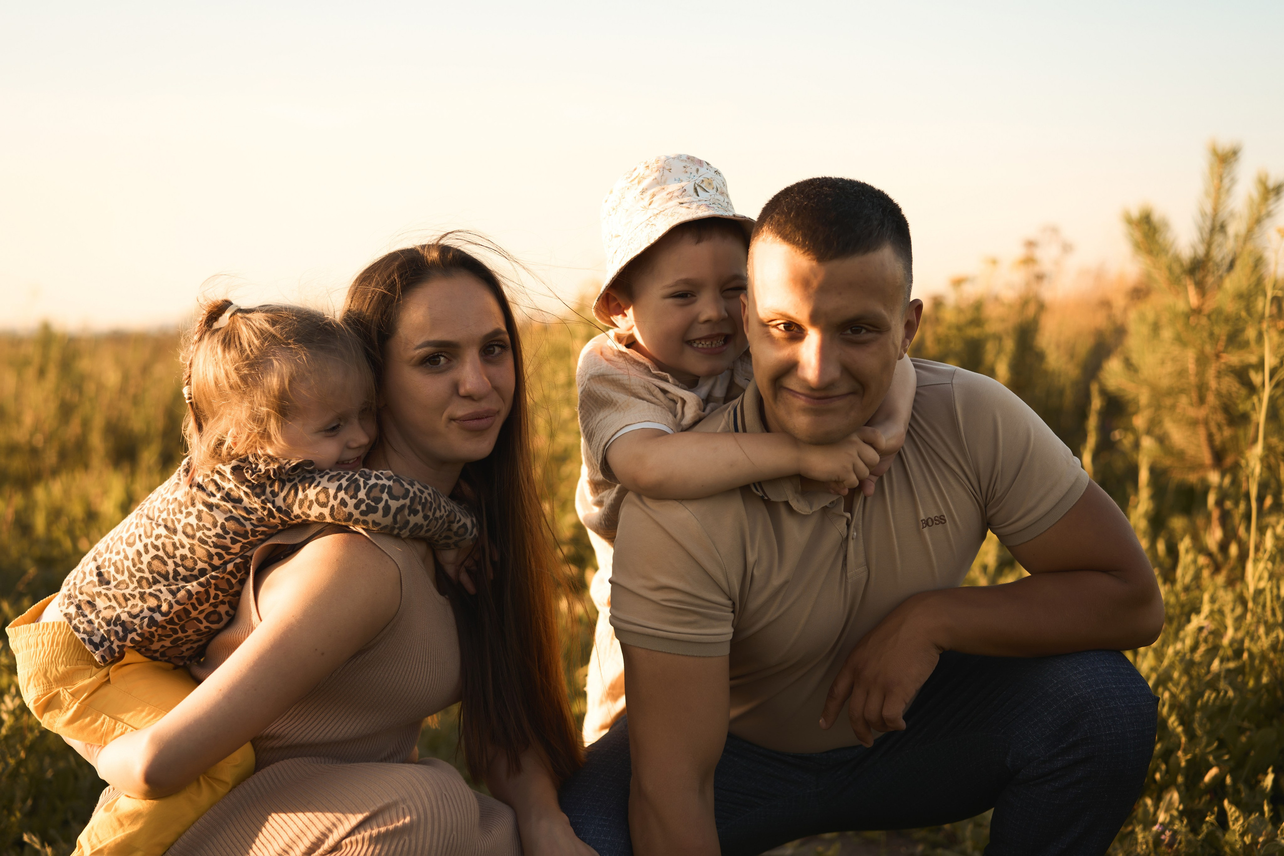 Семейная фотосессия на закате в поле😍. Фотограф Екатеринбург Кокшарова Александра