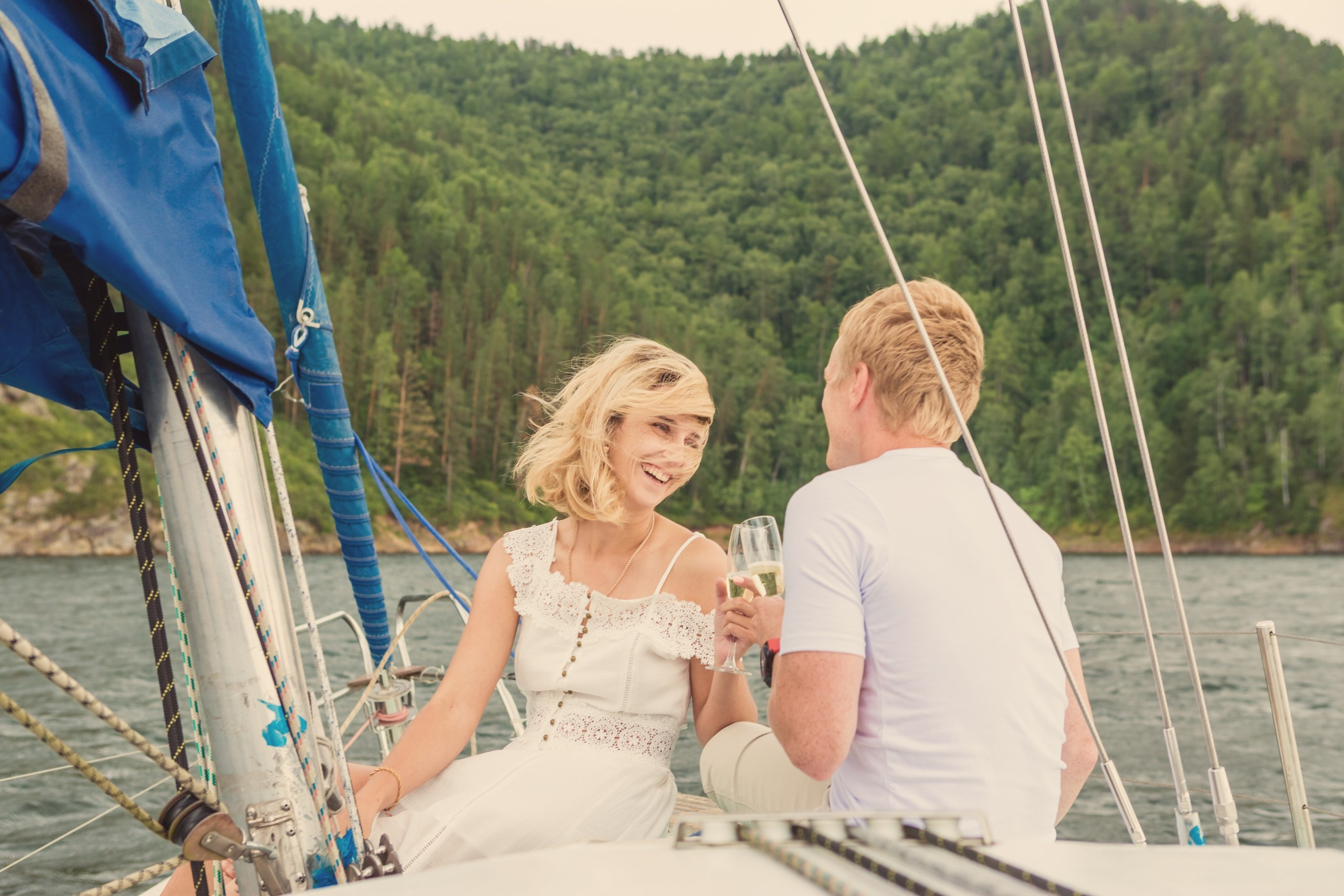 фотосессия фотограф Красноярск лавстори на парусной яхте Красноярское море аэросъёмка с квадрокоптера FPV дрона видео видеоролик Дивногорск Шумиха Бирюса прогулка идея место образы пример фото позы для морской фотосессии на парусной яхте Красноярское водохранилище путешествие визажист причёска макияж свадьба свадебная фотосессия