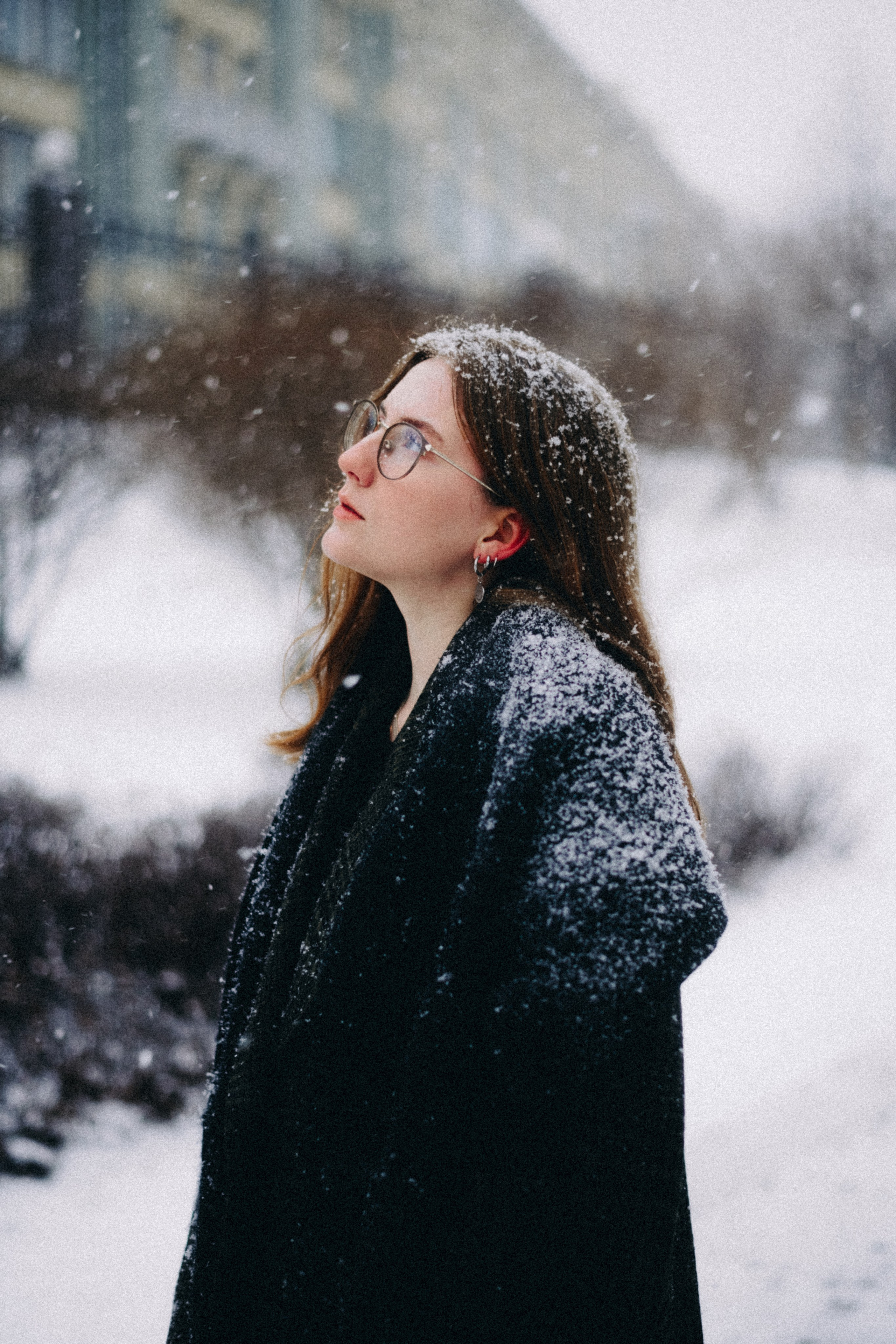 Женский портрет в снегопад