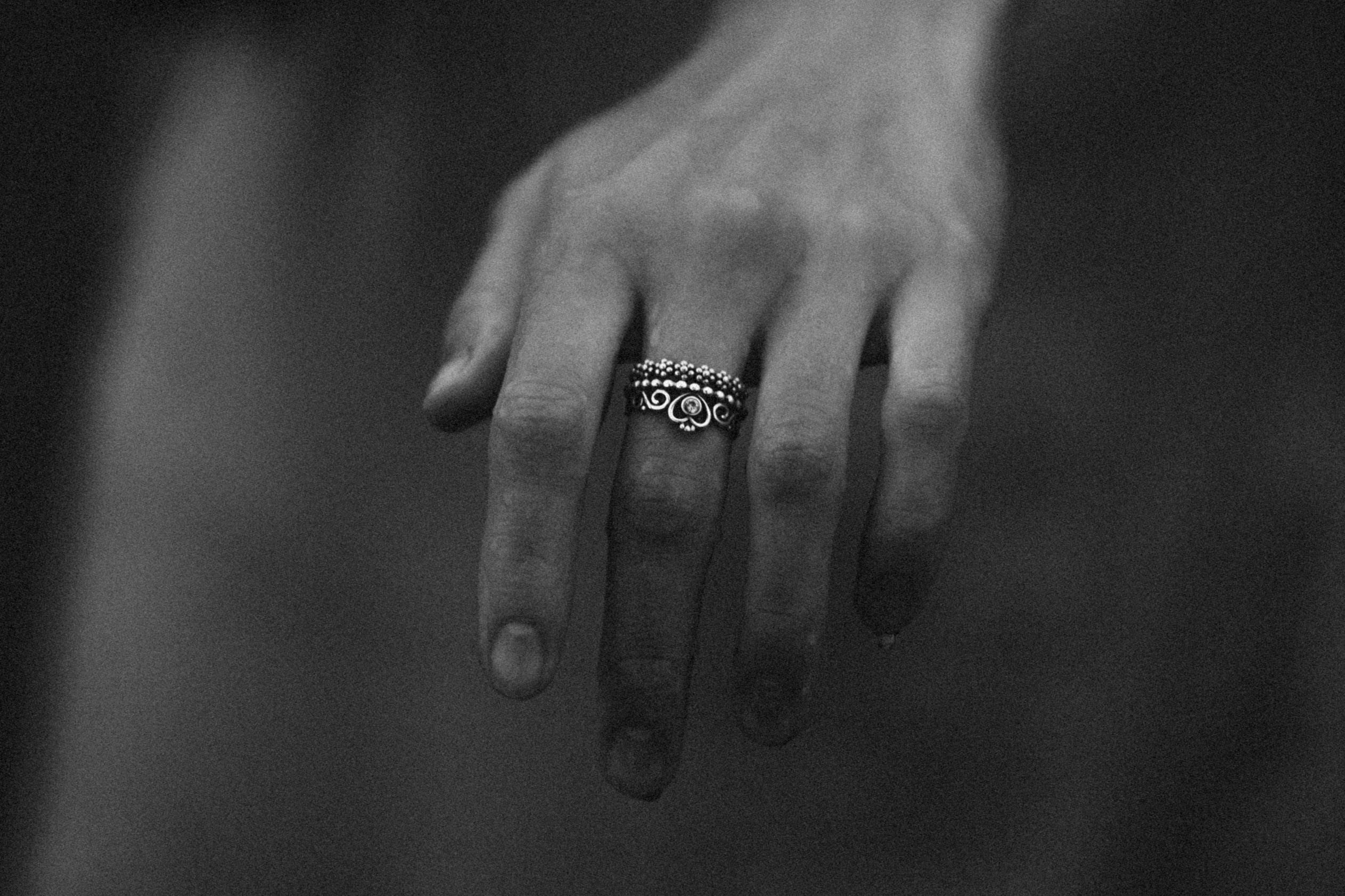 Чёрно-белая фотосессия в дождь