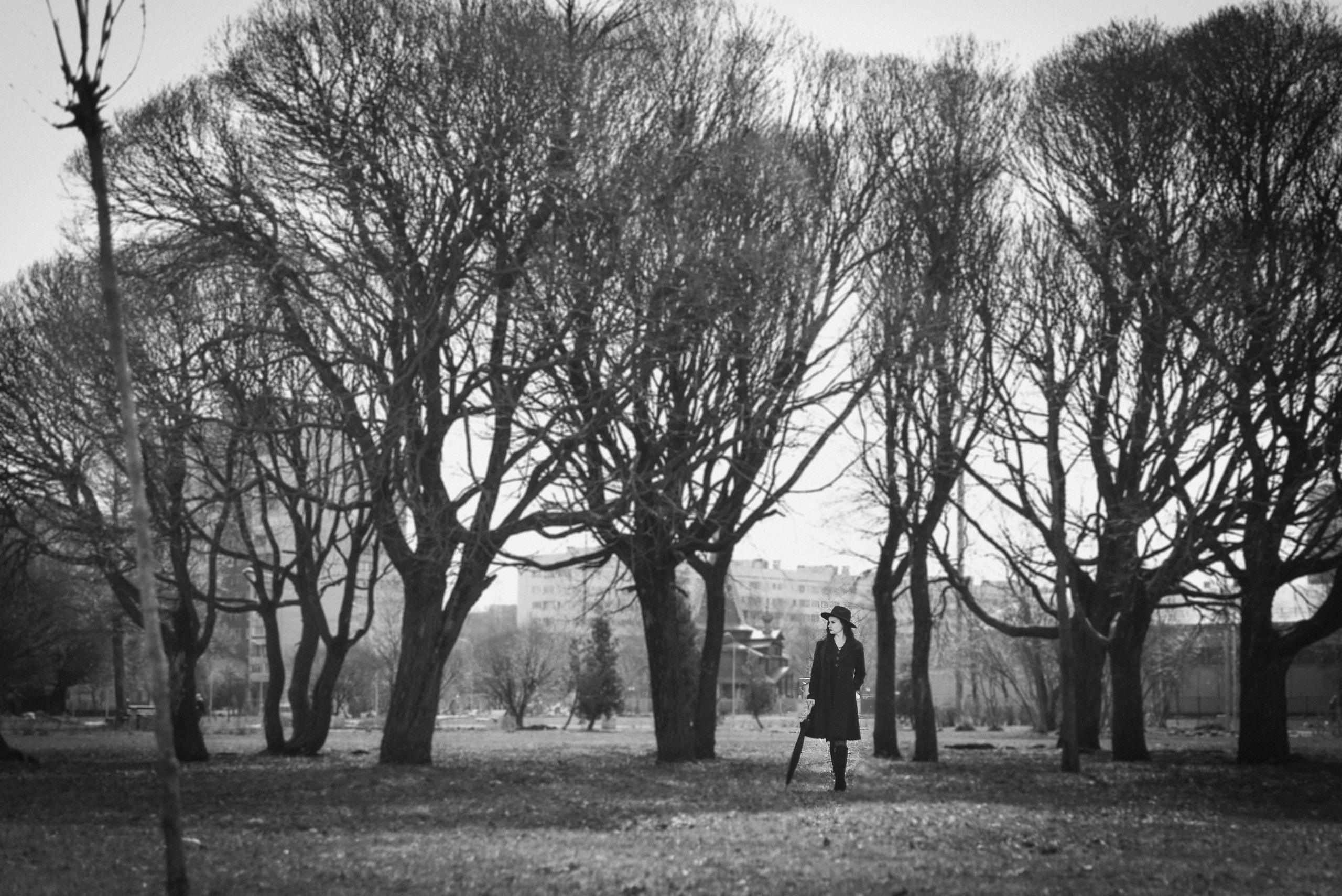 Фотосессия девушки в черно-белом исполнении на прогулке в парке. КОНТЕНТ |БРЕНД фотограф Санкт-Петербург — Жанна Олтаржевская