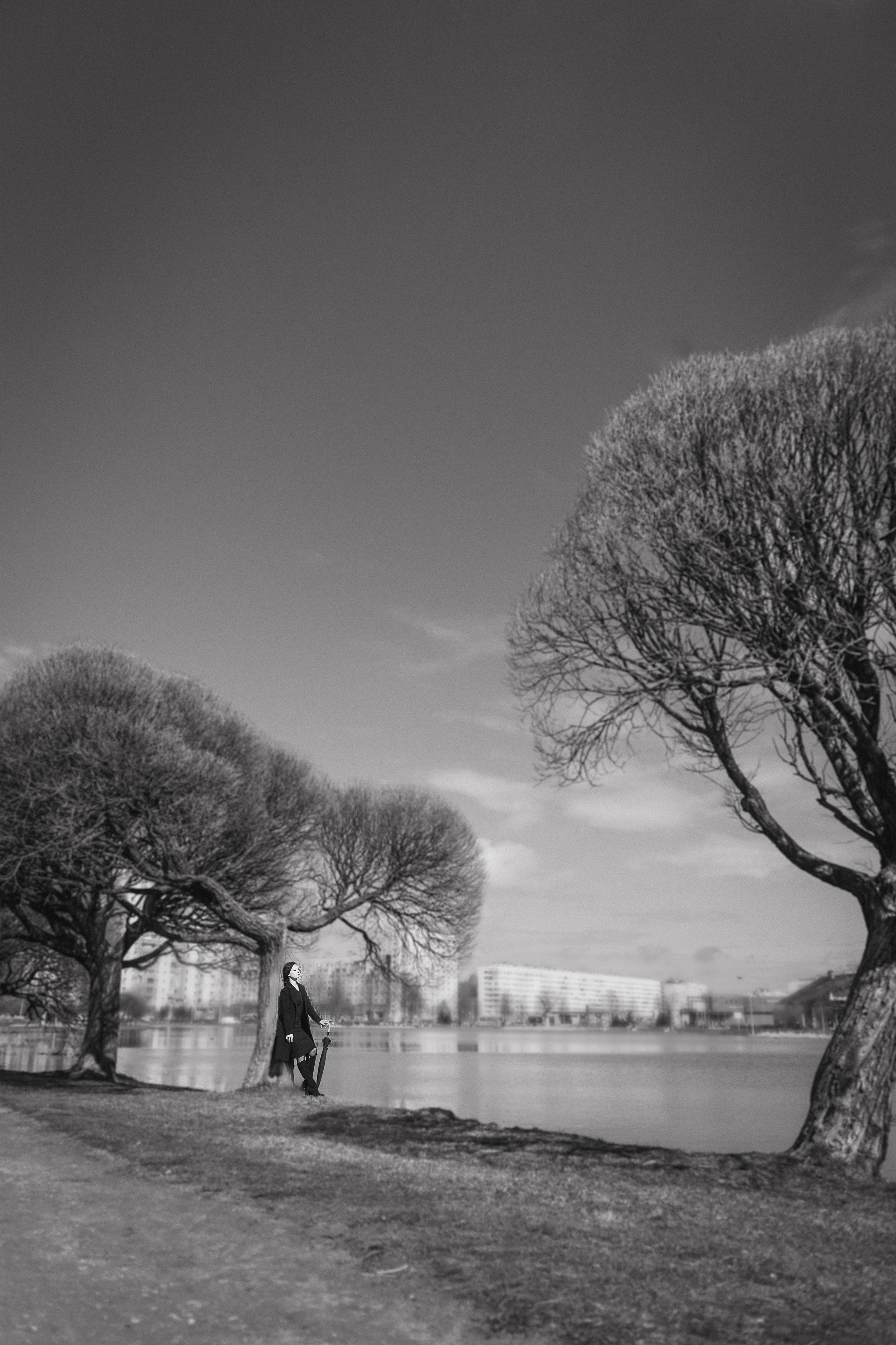 Фотосессия девушки в черно-белом исполнении на прогулке в парке. КОНТЕНТ |БРЕНД фотограф Санкт-Петербург — Жанна Олтаржевская
