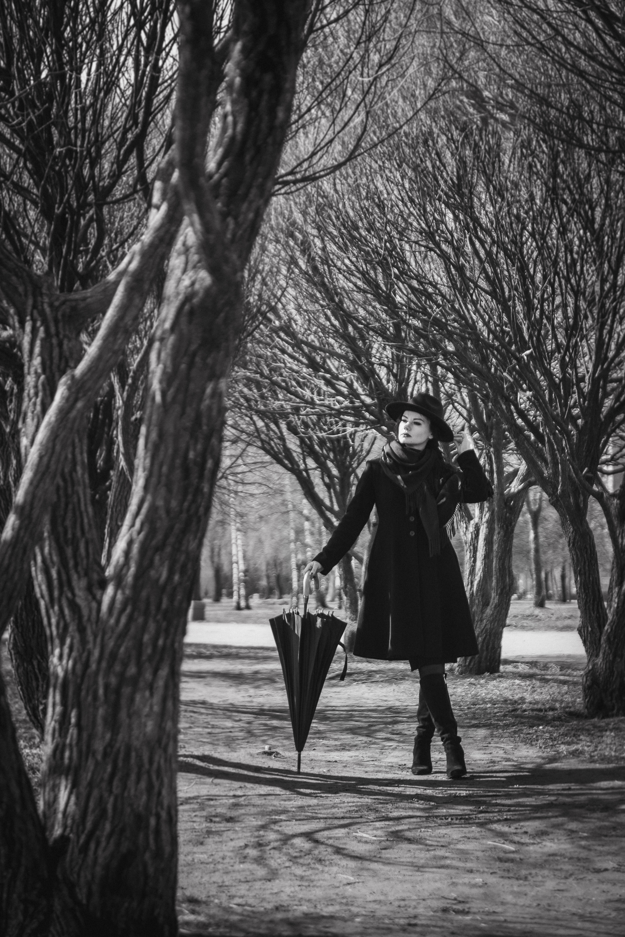 Фотосессия девушки в черно-белом исполнении на прогулке в парке. КОНТЕНТ |БРЕНД фотограф Санкт-Петербург — Жанна Олтаржевская