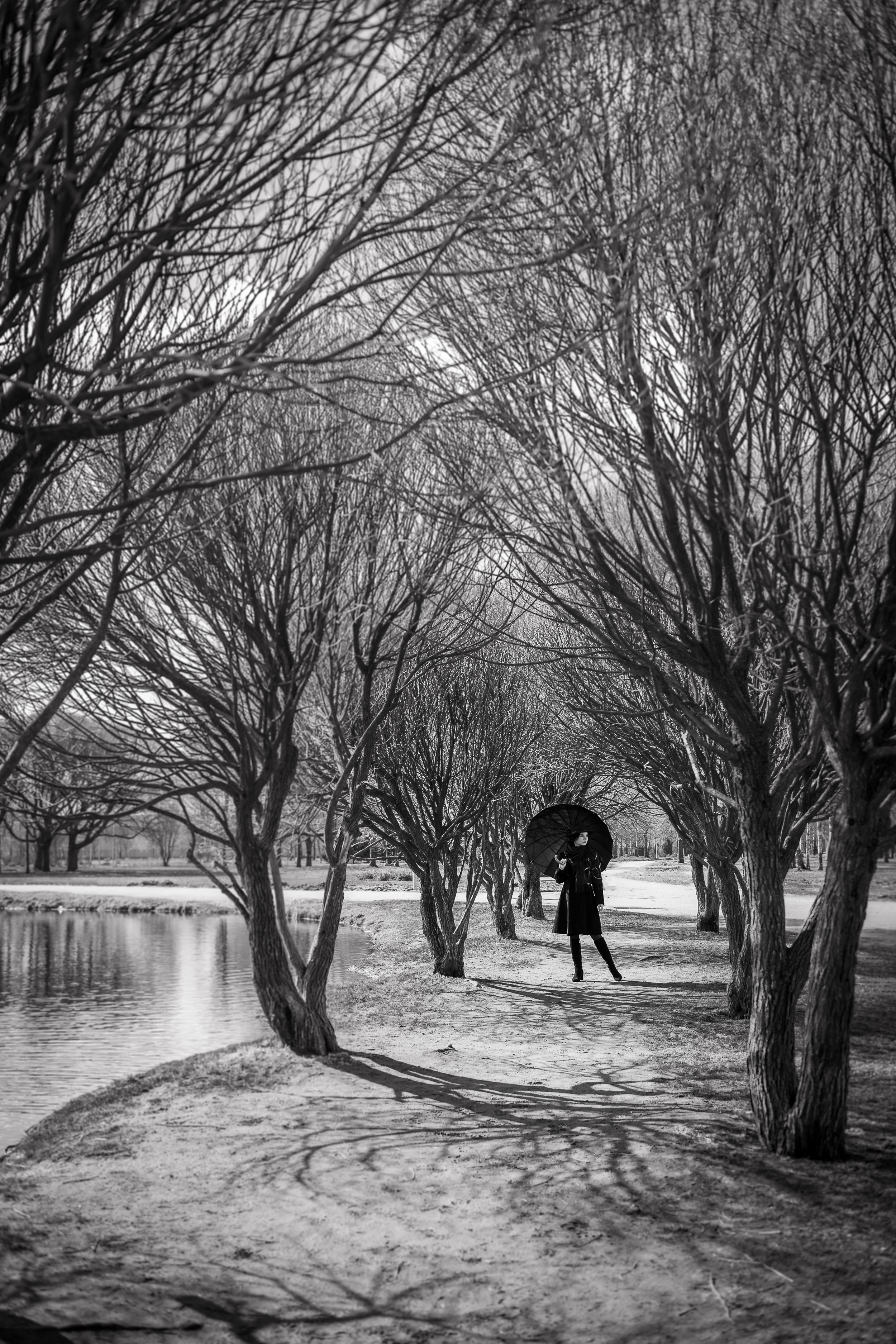 Фотосессия девушки в черно-белом исполнении на прогулке в парке. КОНТЕНТ |БРЕНД фотограф Санкт-Петербург — Жанна Олтаржевская