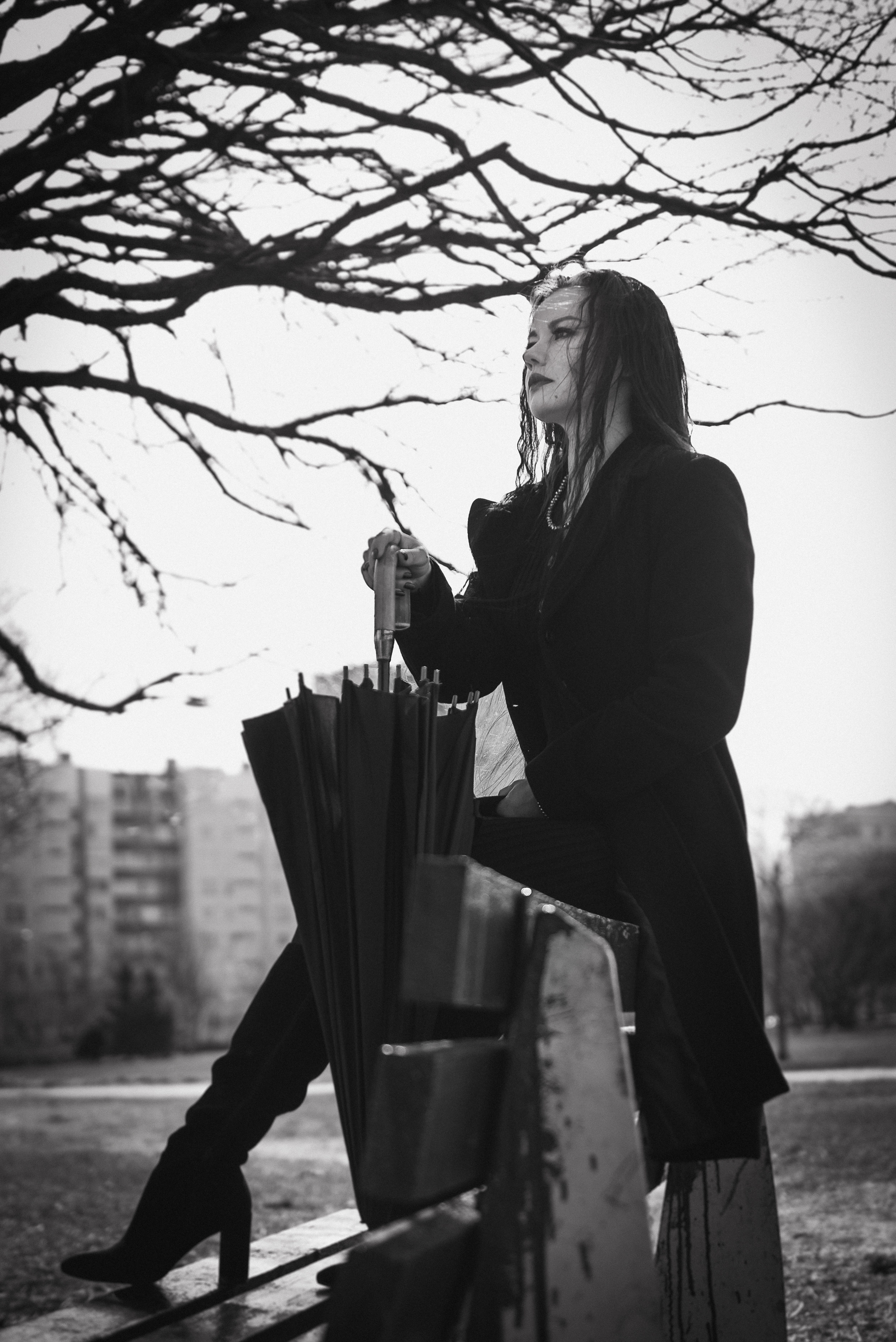 Фотосессия девушки в черно-белом исполнении на прогулке в парке. КОНТЕНТ |БРЕНД фотограф Санкт-Петербург — Жанна Олтаржевская