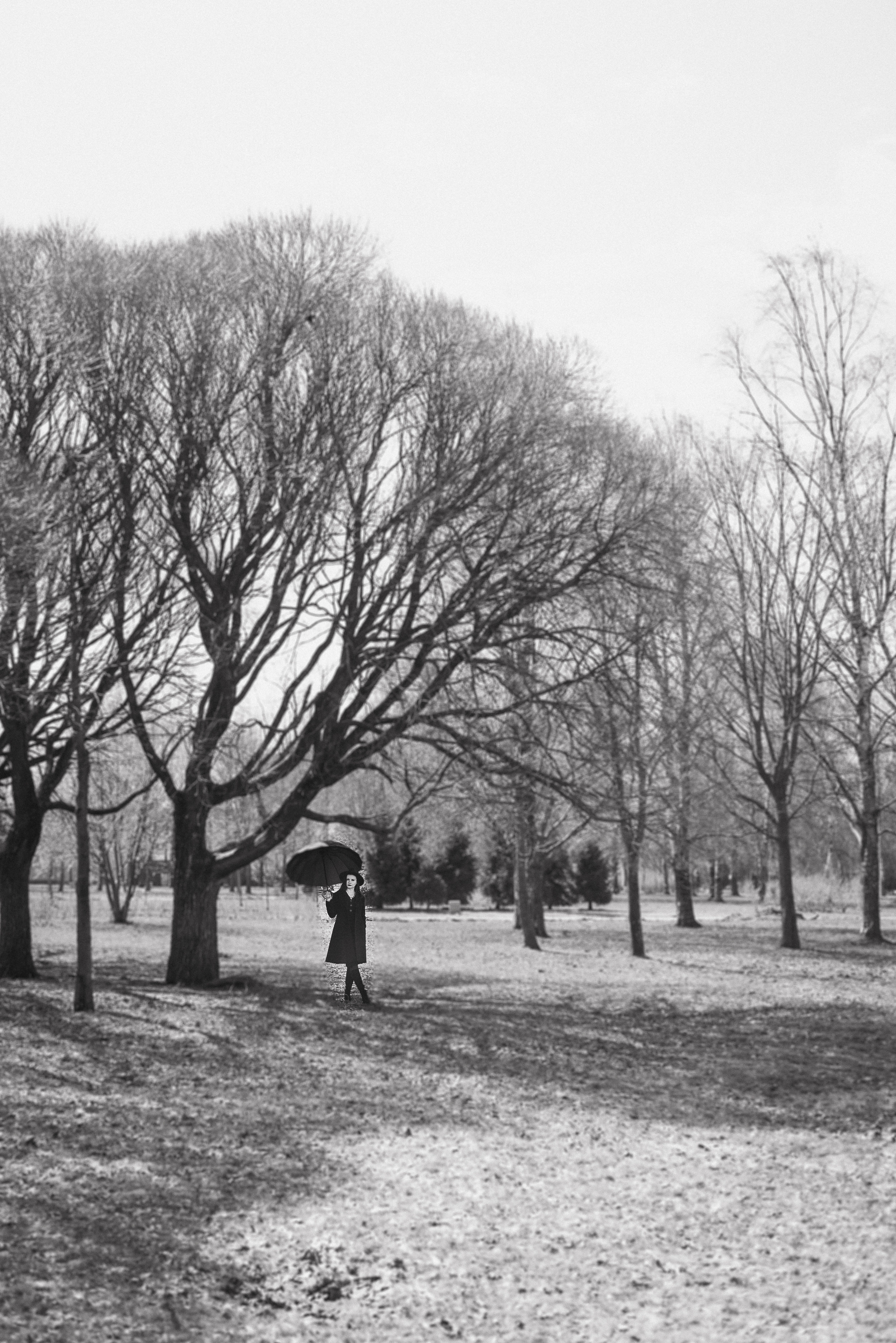 Фотосессия девушки в черно-белом исполнении на прогулке в парке. КОНТЕНТ |БРЕНД фотограф Санкт-Петербург — Жанна Олтаржевская