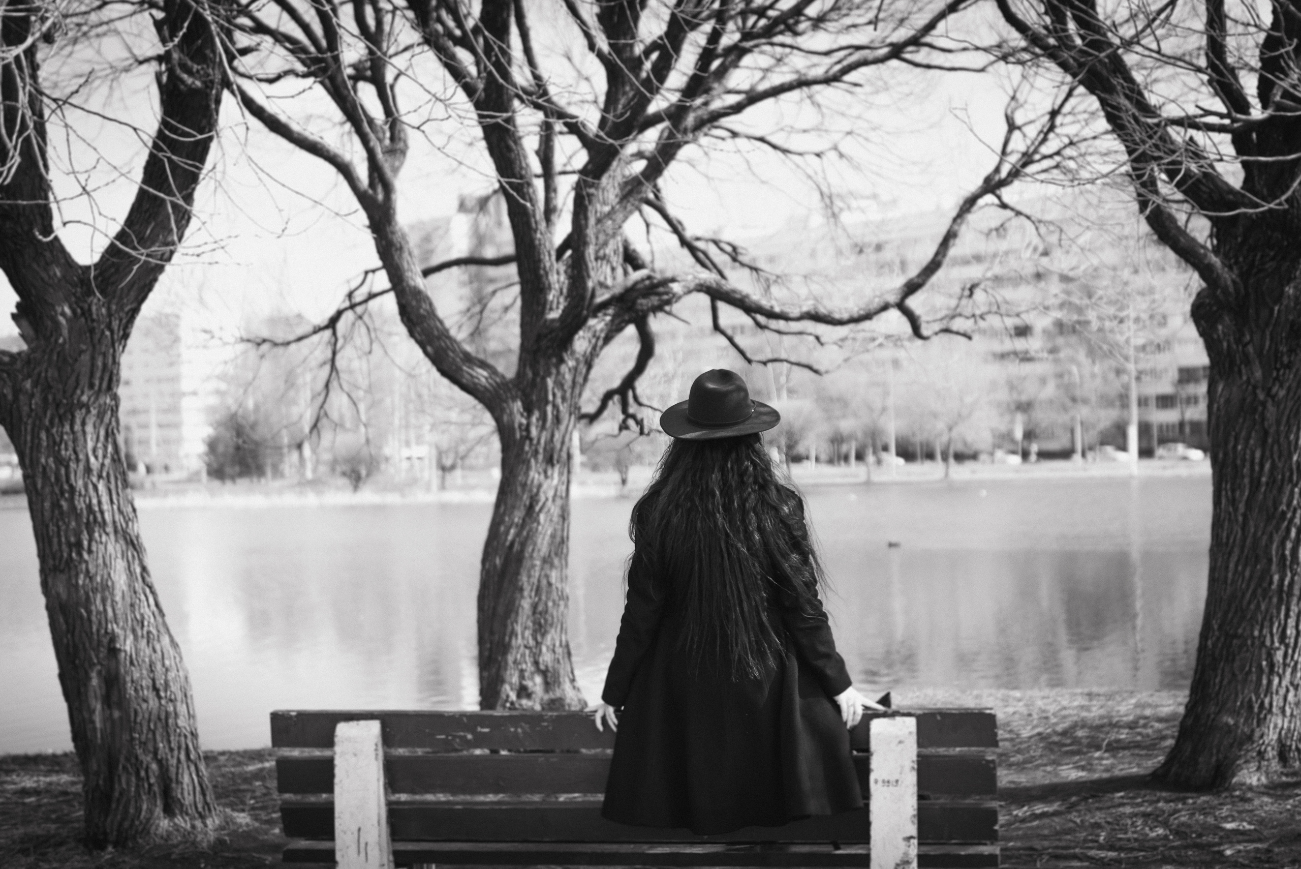 Фотосессия девушки в черно-белом исполнении на прогулке в парке. КОНТЕНТ |БРЕНД фотограф Санкт-Петербург — Жанна Олтаржевская