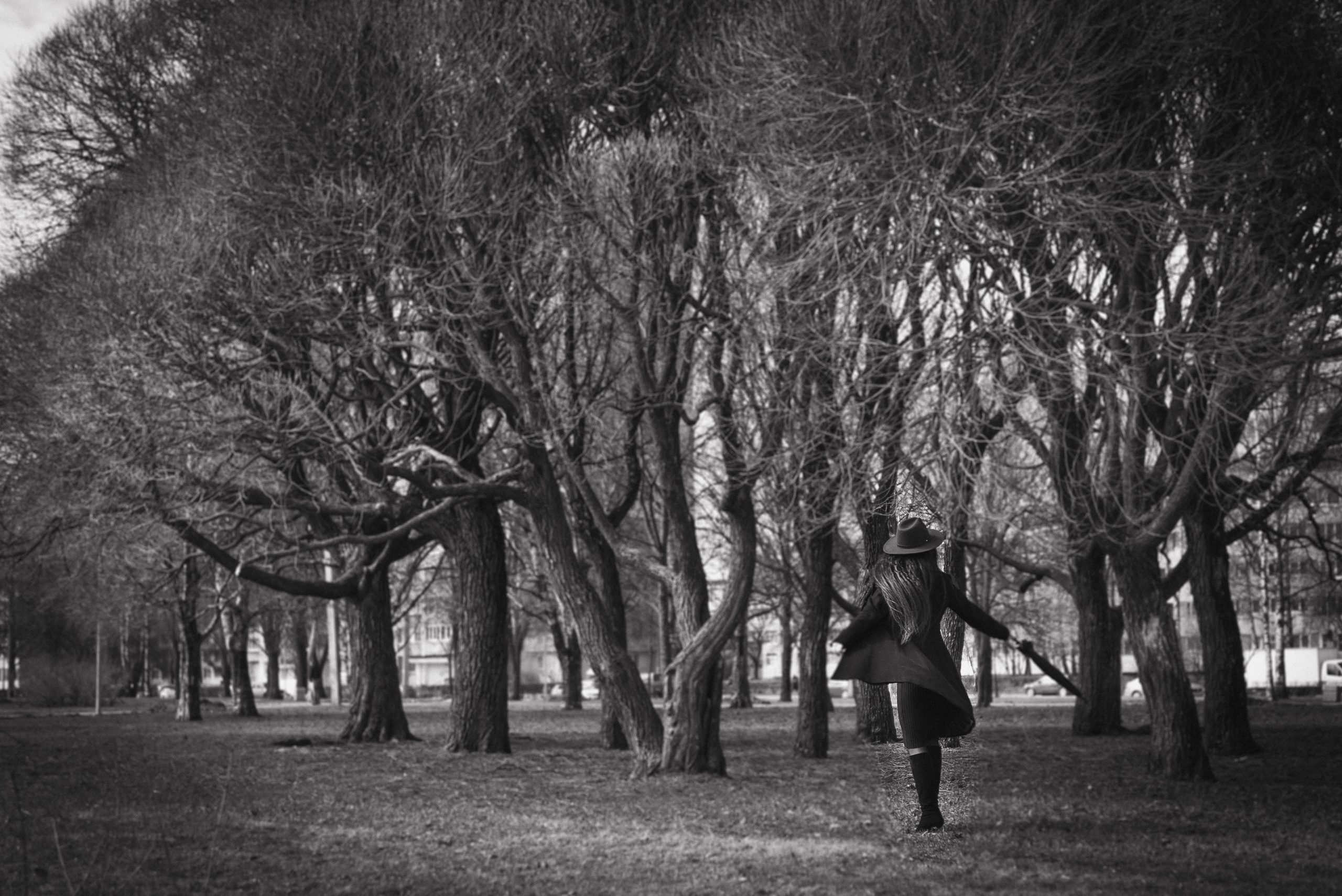 Фотосессия девушки в черно-белом исполнении на прогулке в парке. КОНТЕНТ |БРЕНД фотограф Санкт-Петербург — Жанна Олтаржевская