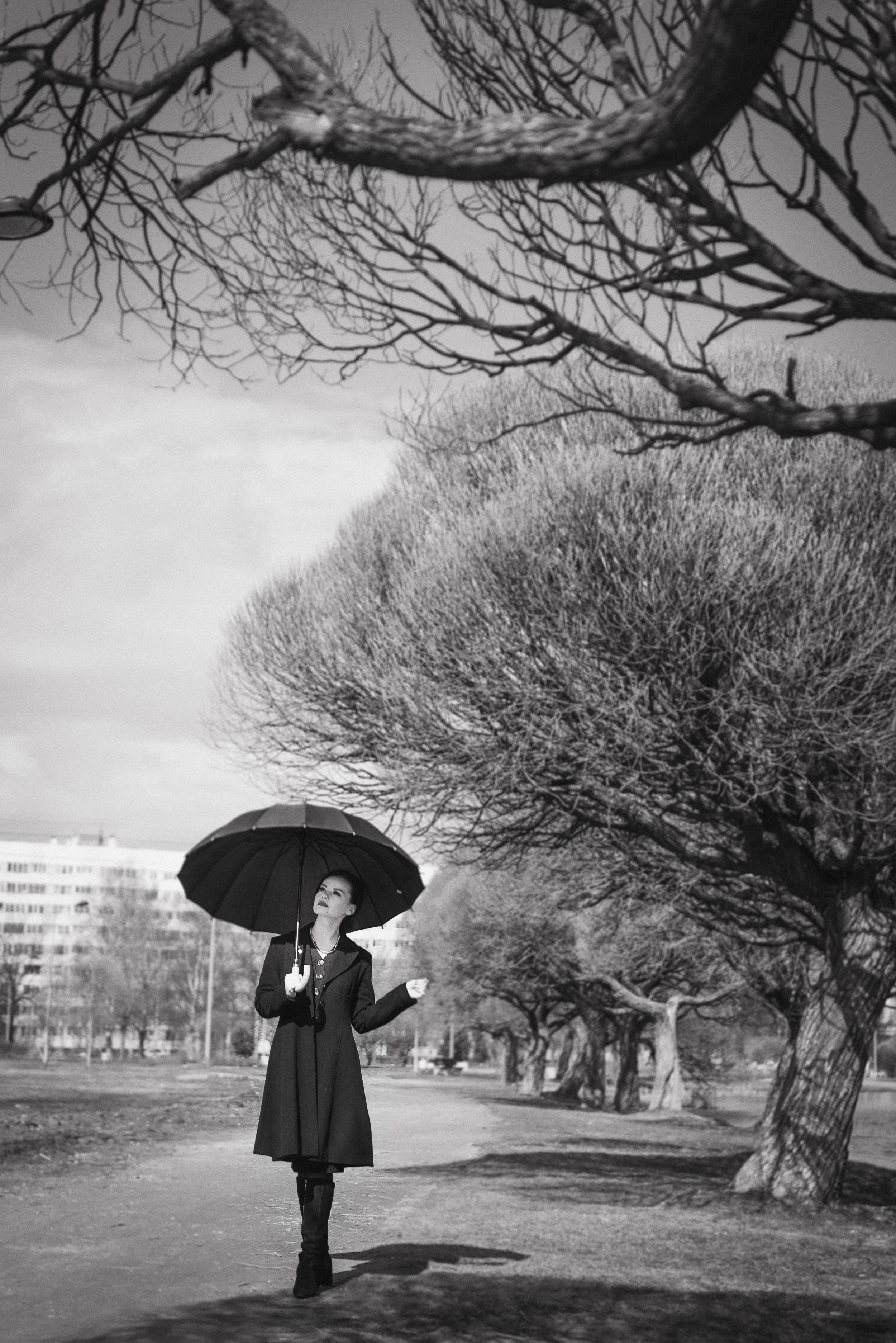 Фотосессия девушки в черно-белом исполнении на прогулке в парке. КОНТЕНТ |БРЕНД фотограф Санкт-Петербург — Жанна Олтаржевская