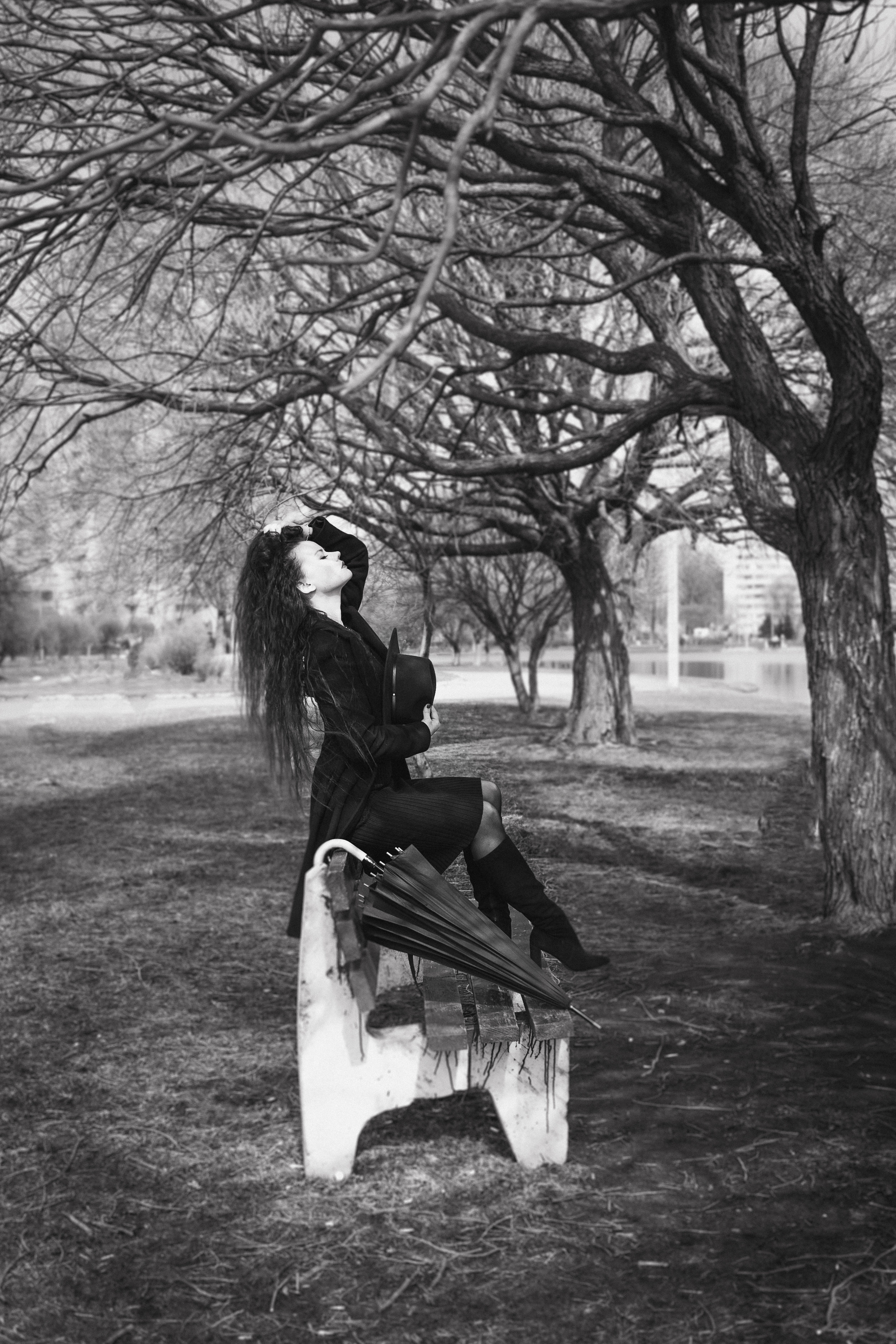 Фотосессия девушки в черно-белом исполнении на прогулке в парке. КОНТЕНТ |БРЕНД фотограф Санкт-Петербург — Жанна Олтаржевская