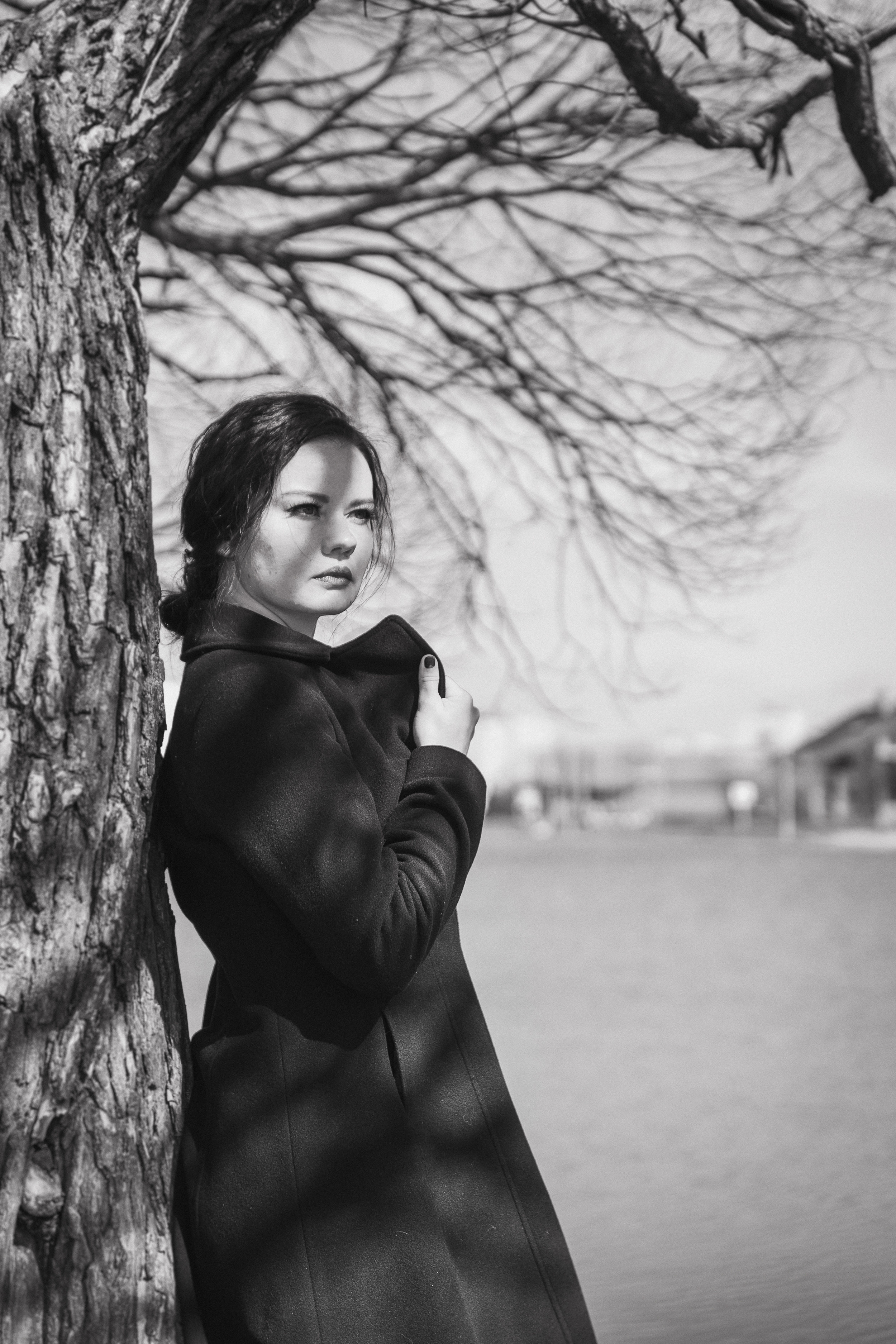 Фотосессия девушки в черно-белом исполнении на прогулке в парке. КОНТЕНТ |БРЕНД фотограф Санкт-Петербург — Жанна Олтаржевская