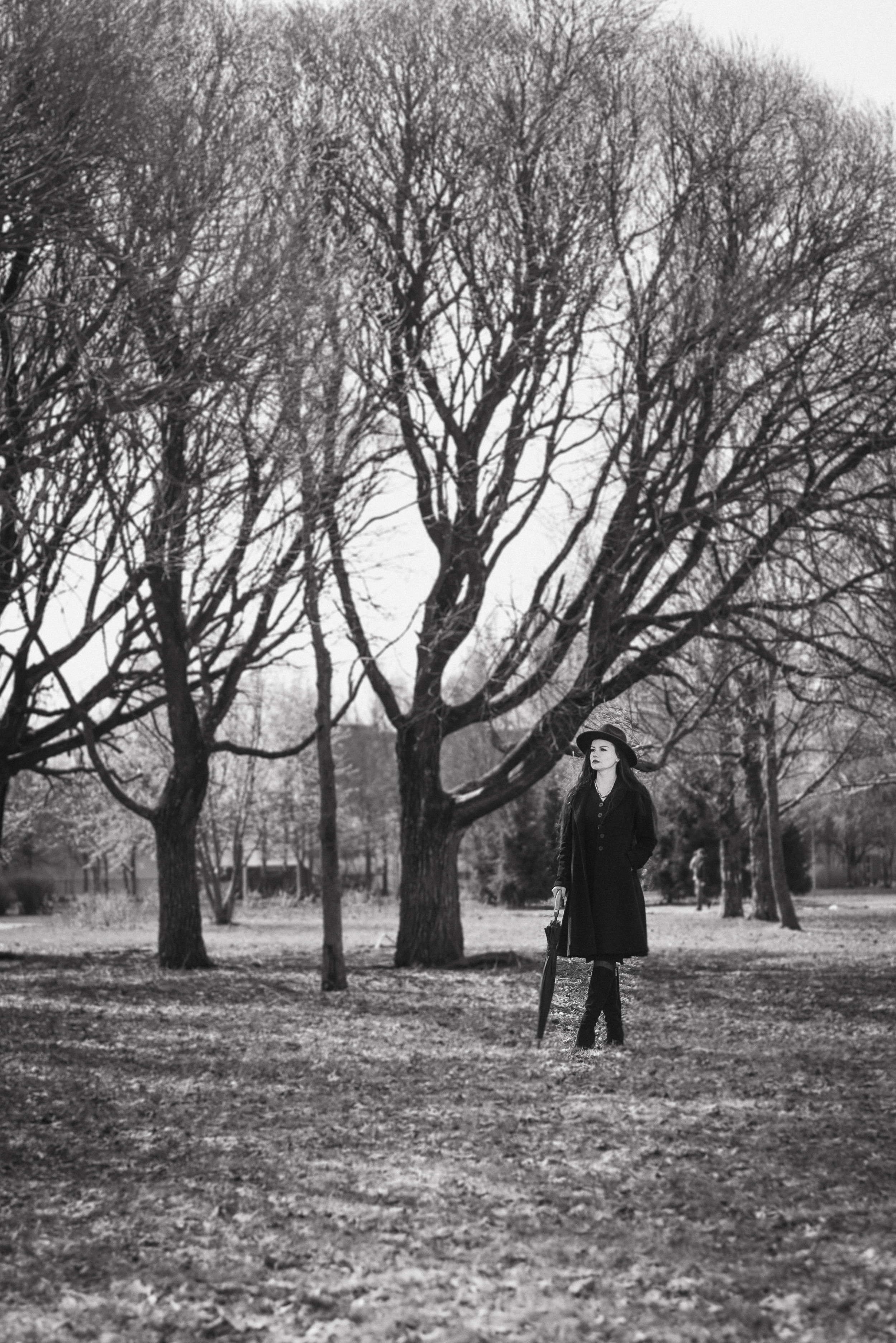 Фотосессия девушки в черно-белом исполнении на прогулке в парке. КОНТЕНТ |БРЕНД фотограф Санкт-Петербург — Жанна Олтаржевская