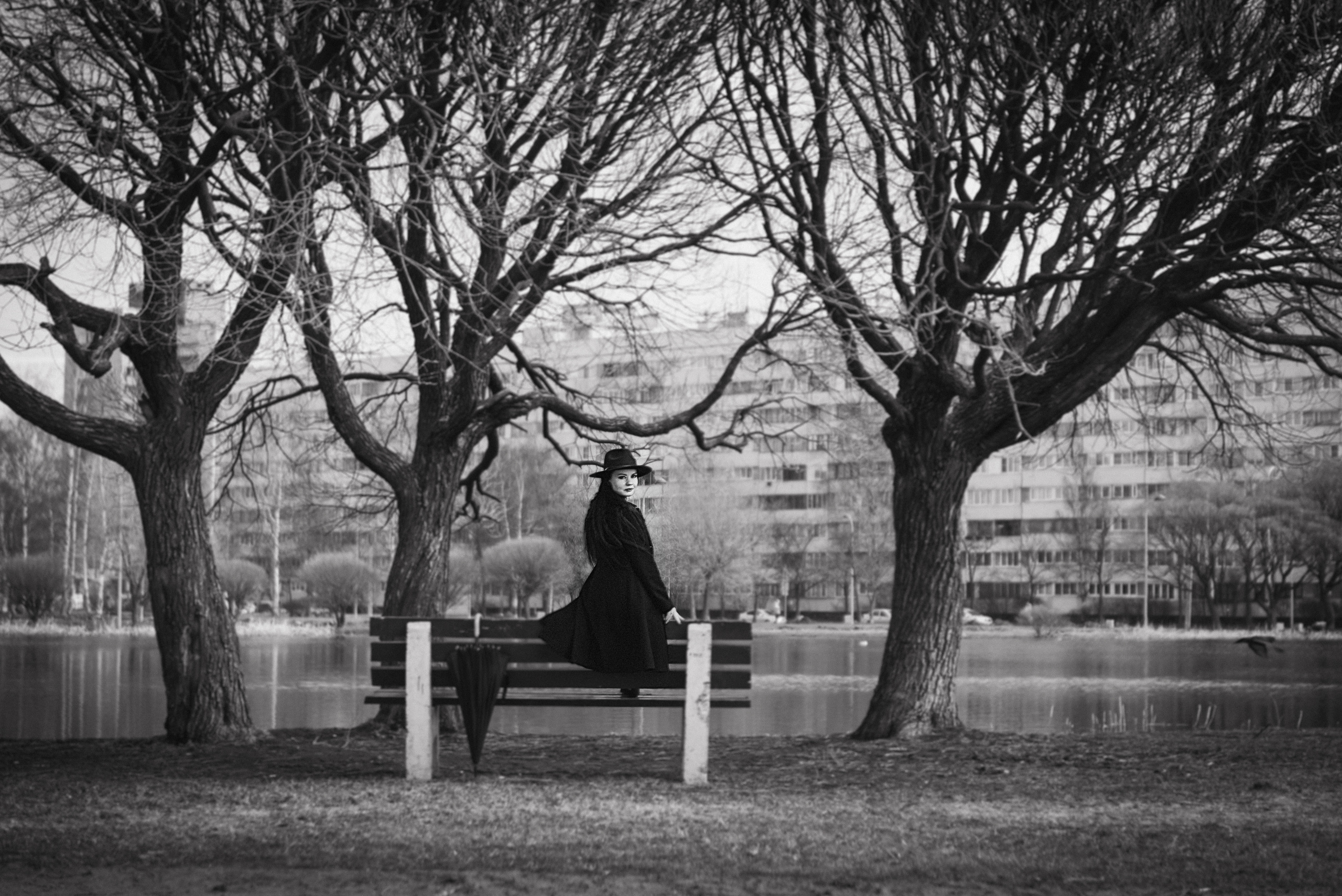 Фотосессия девушки в черно-белом исполнении на прогулке в парке. КОНТЕНТ |БРЕНД фотограф Санкт-Петербург — Жанна Олтаржевская