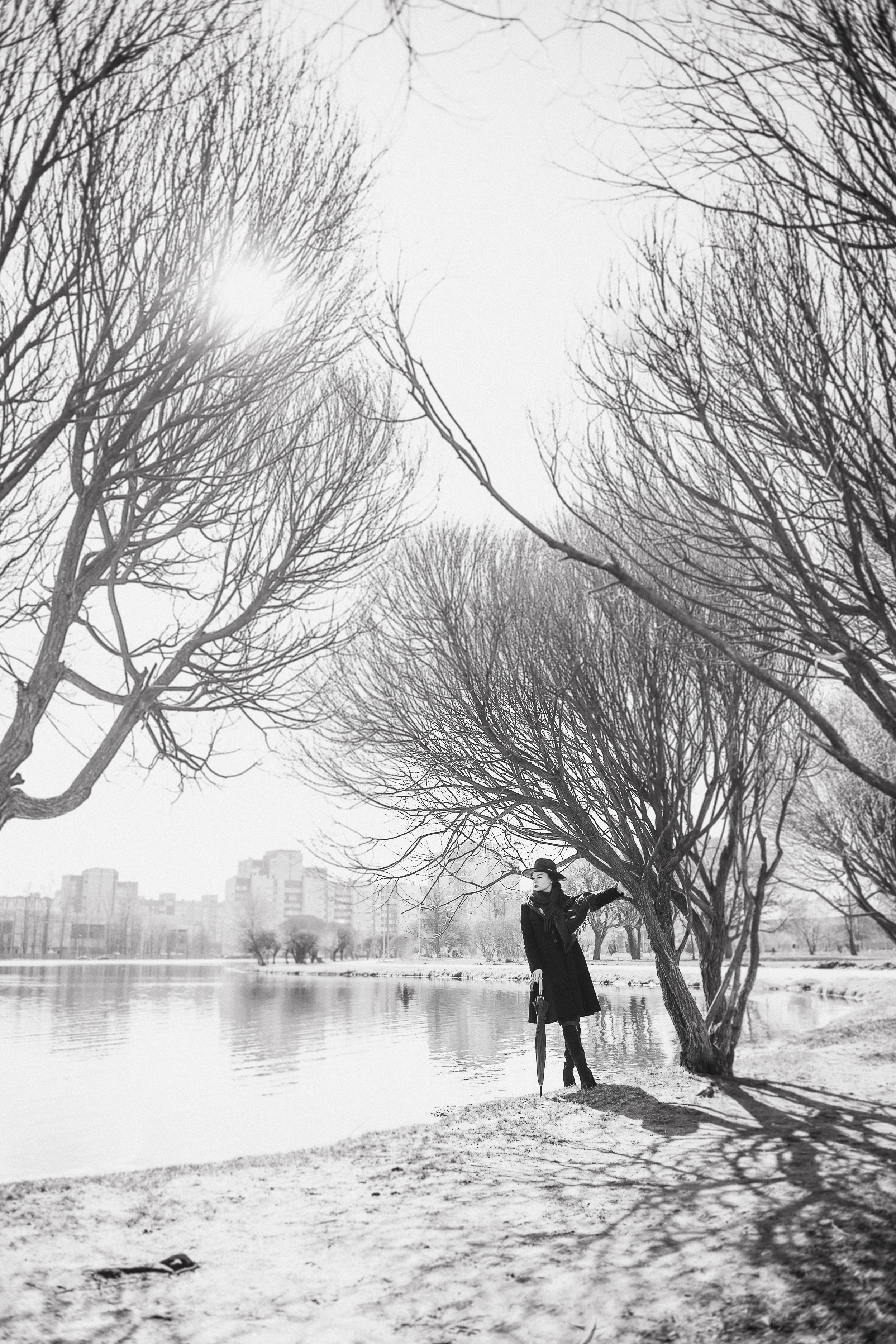 Фотосессия девушки в черно-белом исполнении на прогулке в парке. КОНТЕНТ |БРЕНД фотограф Санкт-Петербург — Жанна Олтаржевская