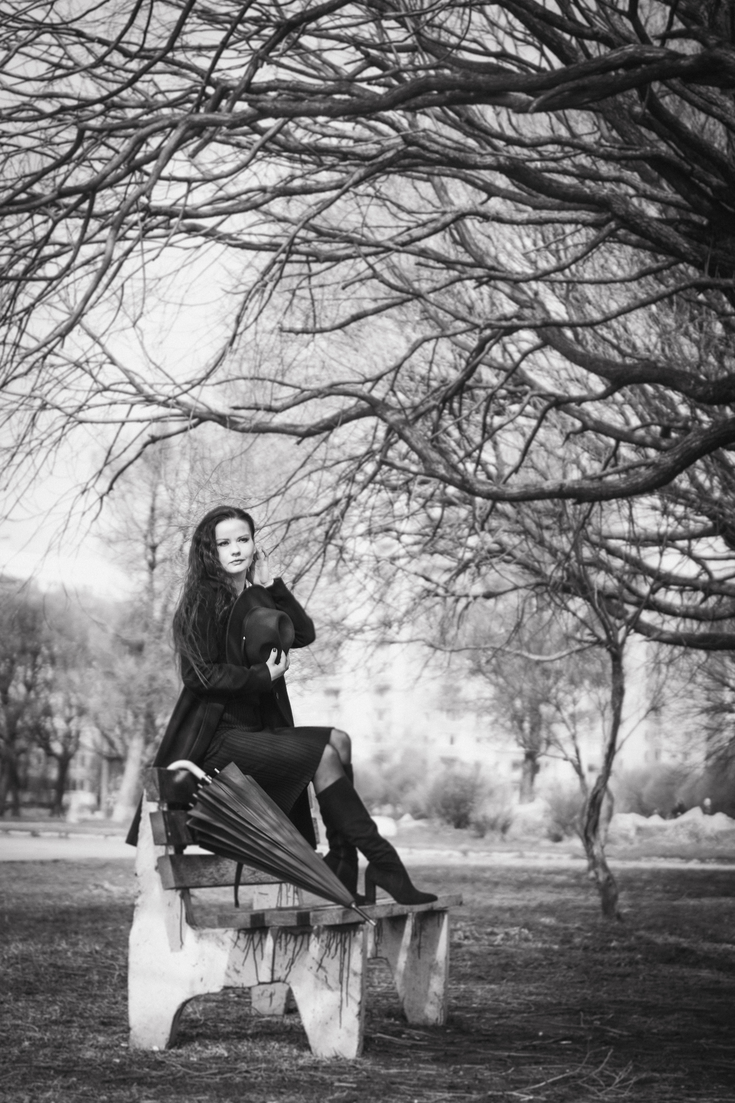 Фотосессия девушки в черно-белом исполнении на прогулке в парке. КОНТЕНТ |БРЕНД фотограф Санкт-Петербург — Жанна Олтаржевская