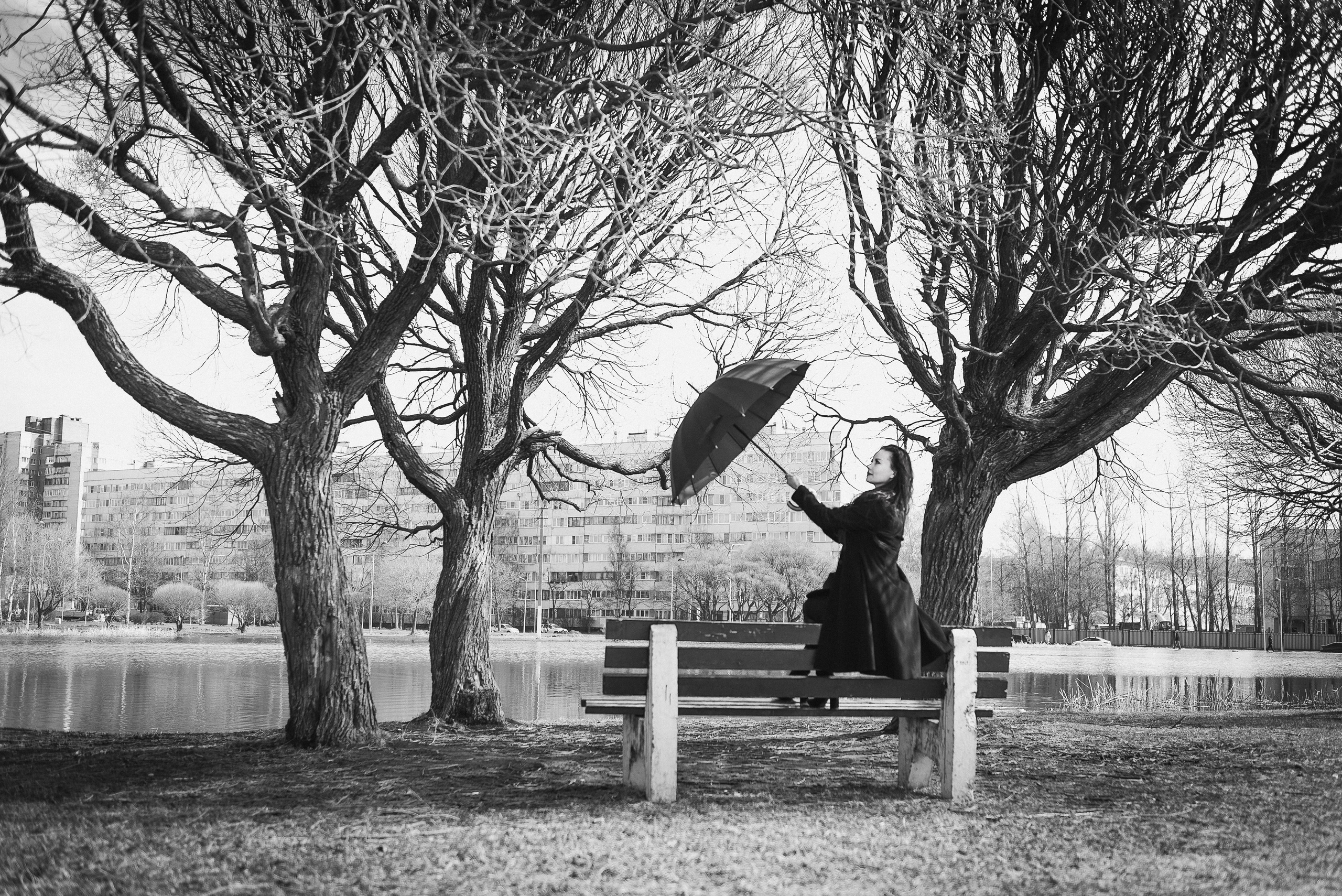 Фотосессия девушки в черно-белом исполнении на прогулке в парке. КОНТЕНТ |БРЕНД фотограф Санкт-Петербург — Жанна Олтаржевская
