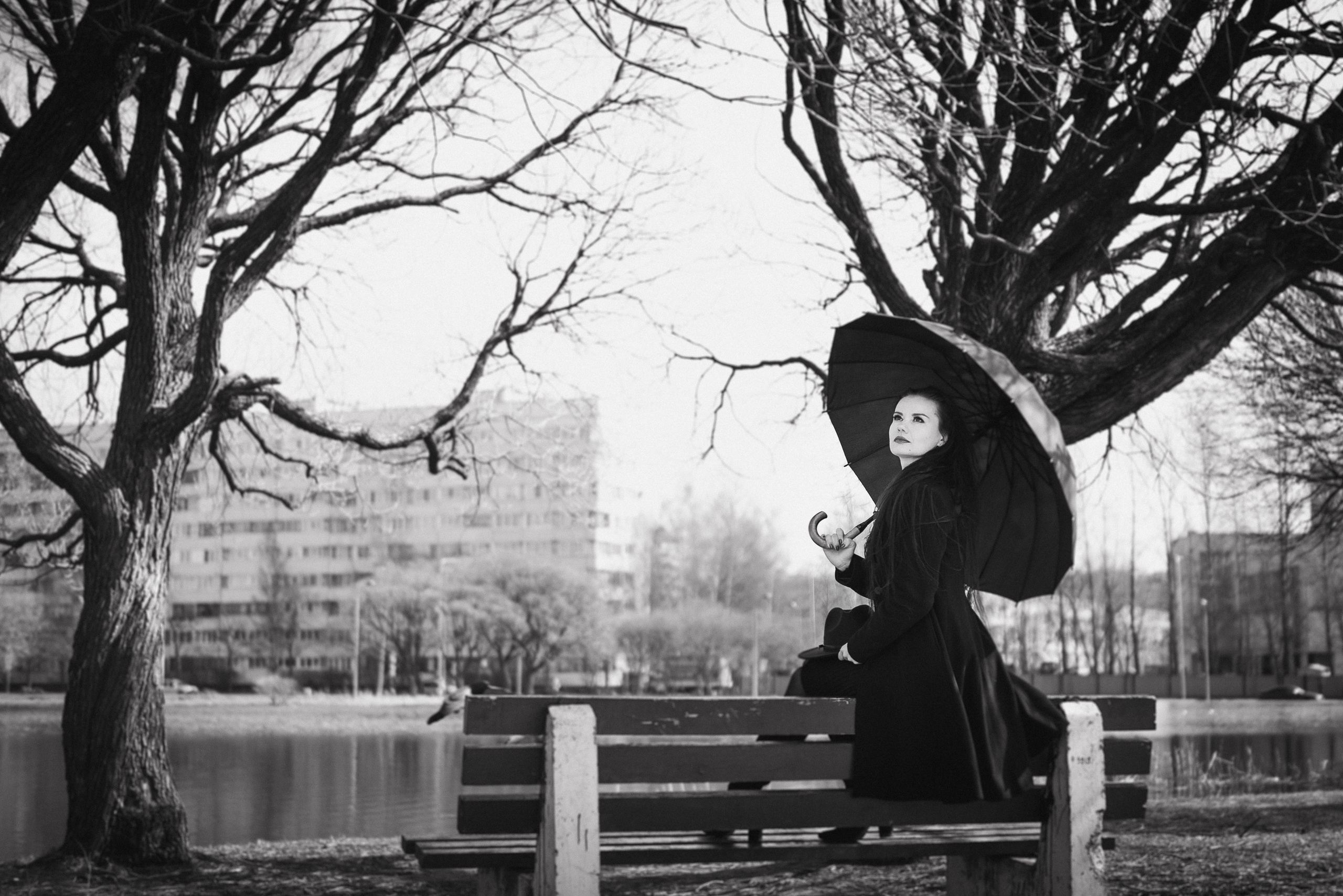 Фотосессия девушки в черно-белом исполнении на прогулке в парке. КОНТЕНТ |БРЕНД фотограф Санкт-Петербург — Жанна Олтаржевская