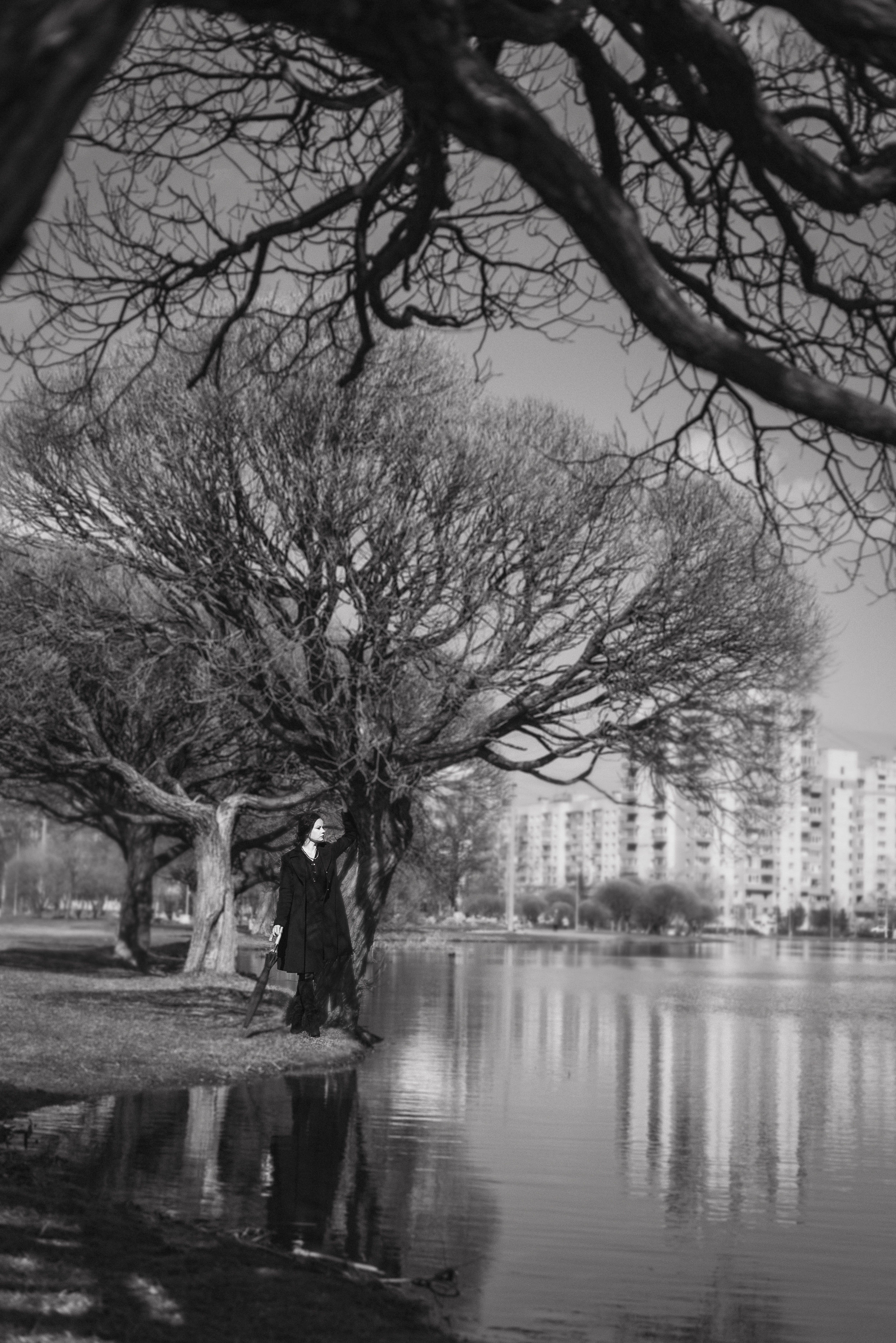 Фотосессия девушки в черно-белом исполнении на прогулке в парке. КОНТЕНТ |БРЕНД фотограф Санкт-Петербург — Жанна Олтаржевская