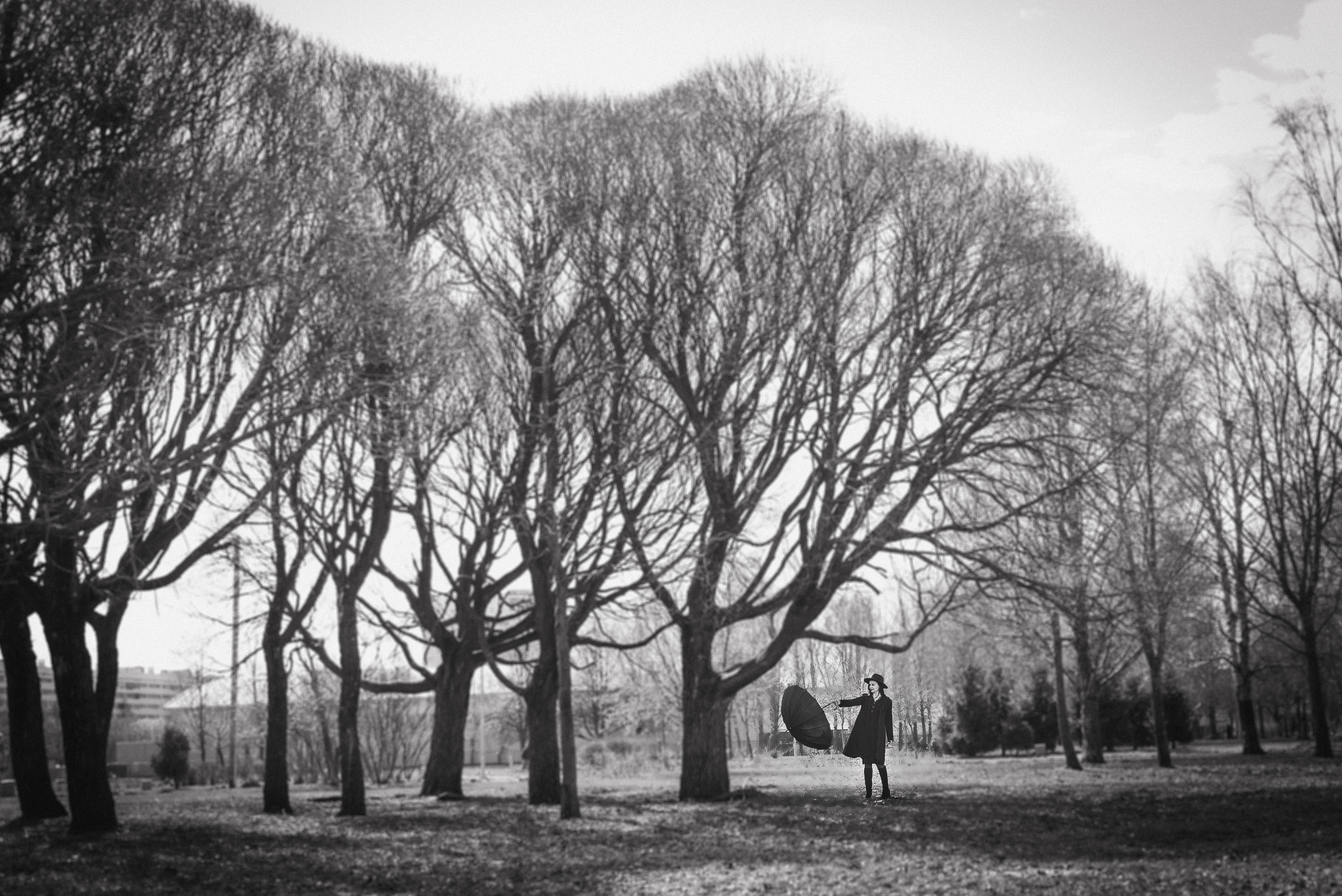 Фотосессия девушки в черно-белом исполнении на прогулке в парке. КОНТЕНТ |БРЕНД фотограф Санкт-Петербург — Жанна Олтаржевская