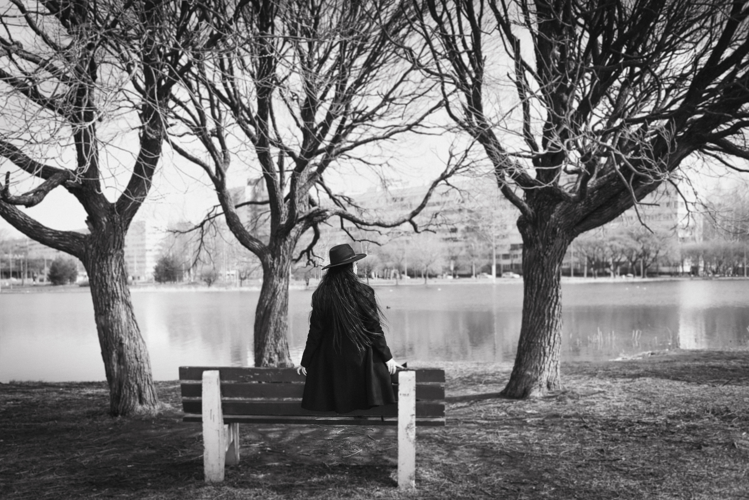 Фотосессия девушки в черно-белом исполнении на прогулке в парке. КОНТЕНТ |БРЕНД фотограф Санкт-Петербург — Жанна Олтаржевская