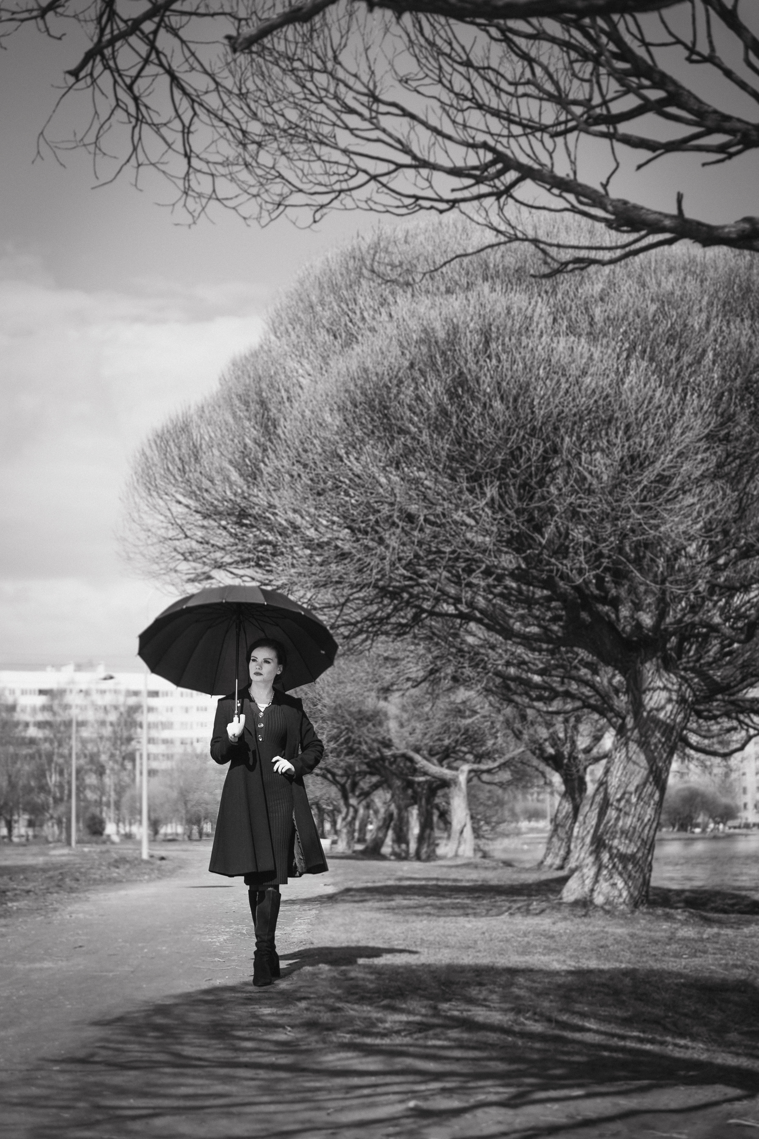 Фотосессия девушки в черно-белом исполнении на прогулке в парке. КОНТЕНТ |БРЕНД фотограф Санкт-Петербург — Жанна Олтаржевская