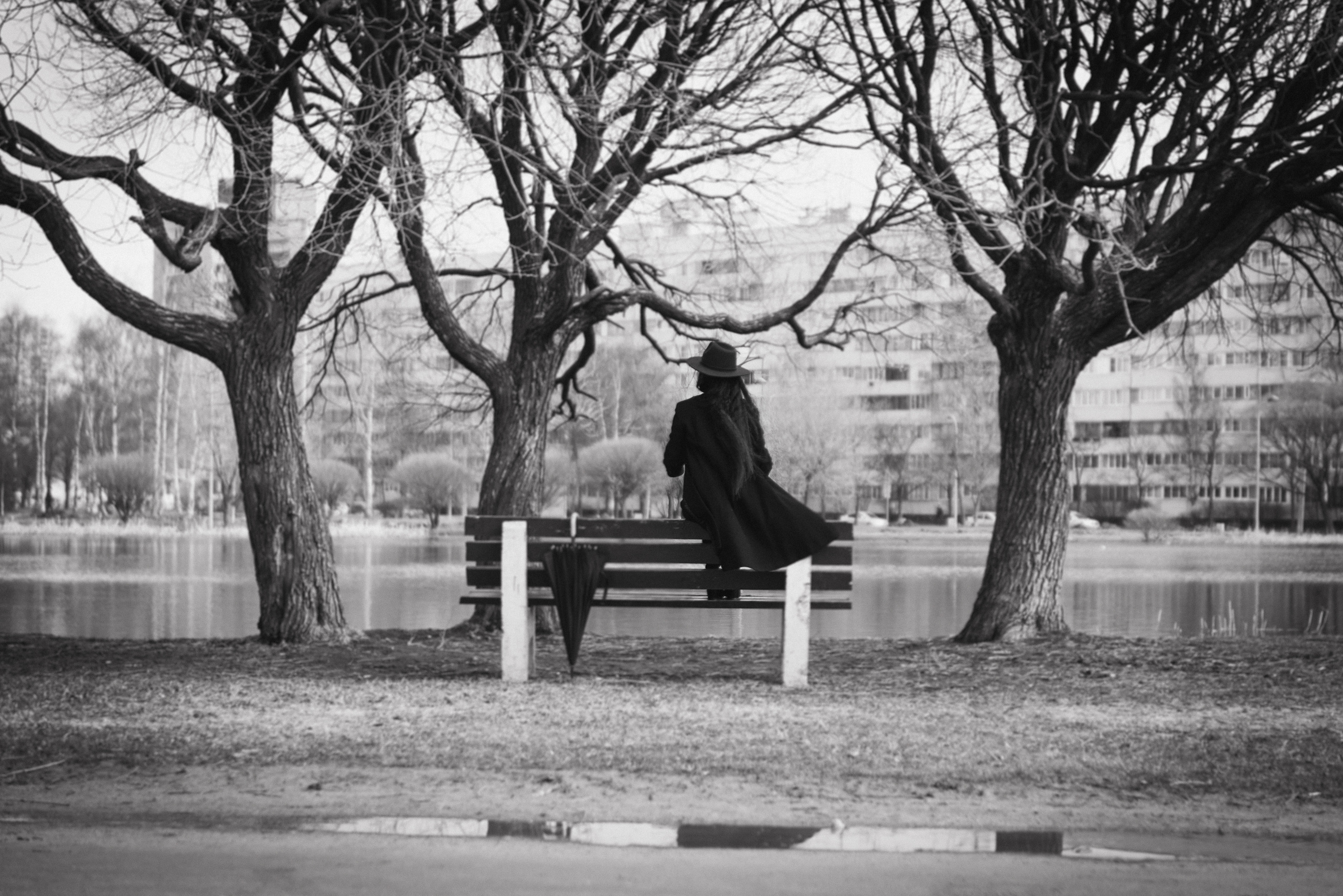 Фотосессия девушки в черно-белом исполнении на прогулке в парке. КОНТЕНТ |БРЕНД фотограф Санкт-Петербург — Жанна Олтаржевская