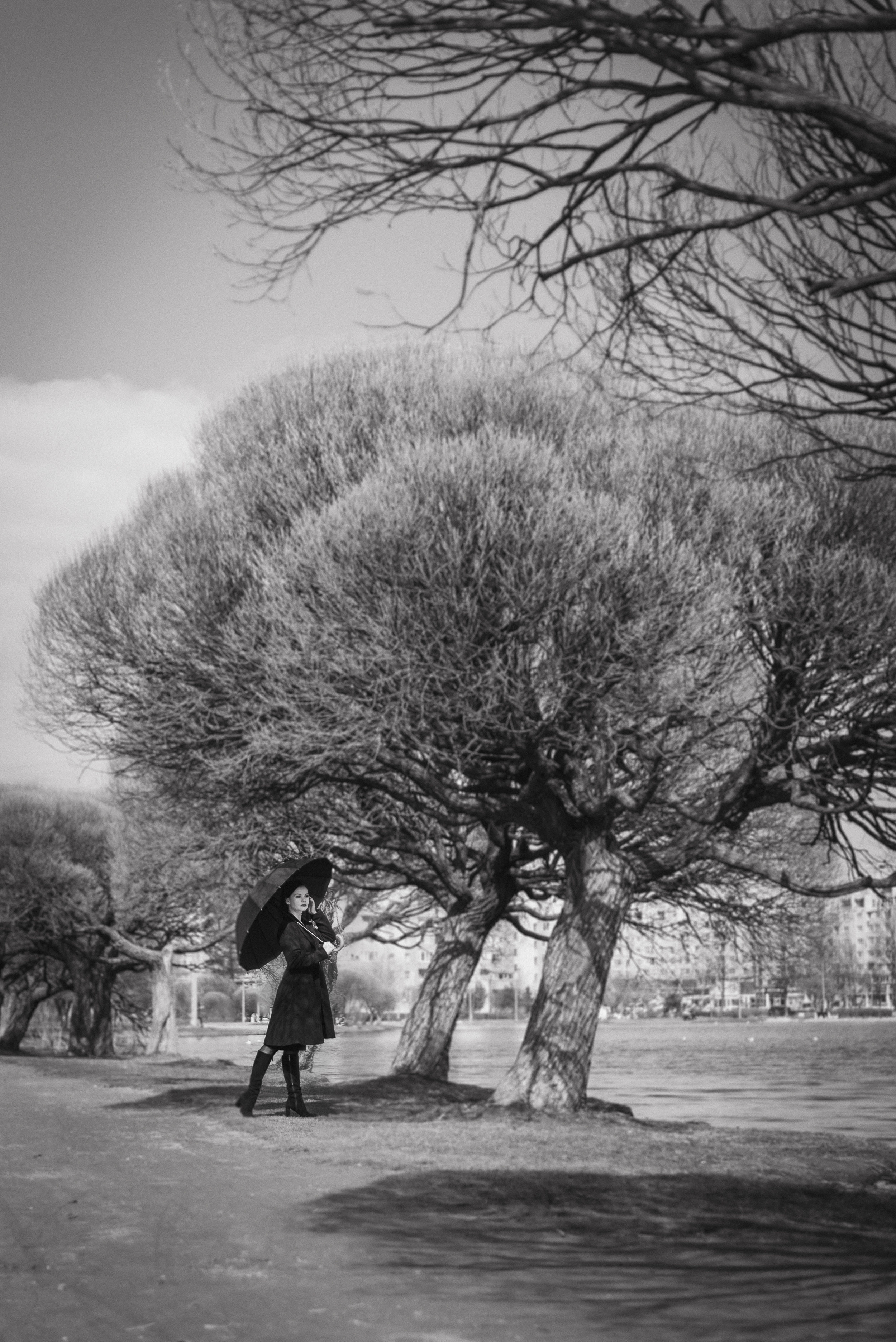 Фотосессия девушки в черно-белом исполнении на прогулке в парке. КОНТЕНТ |БРЕНД фотограф Санкт-Петербург — Жанна Олтаржевская