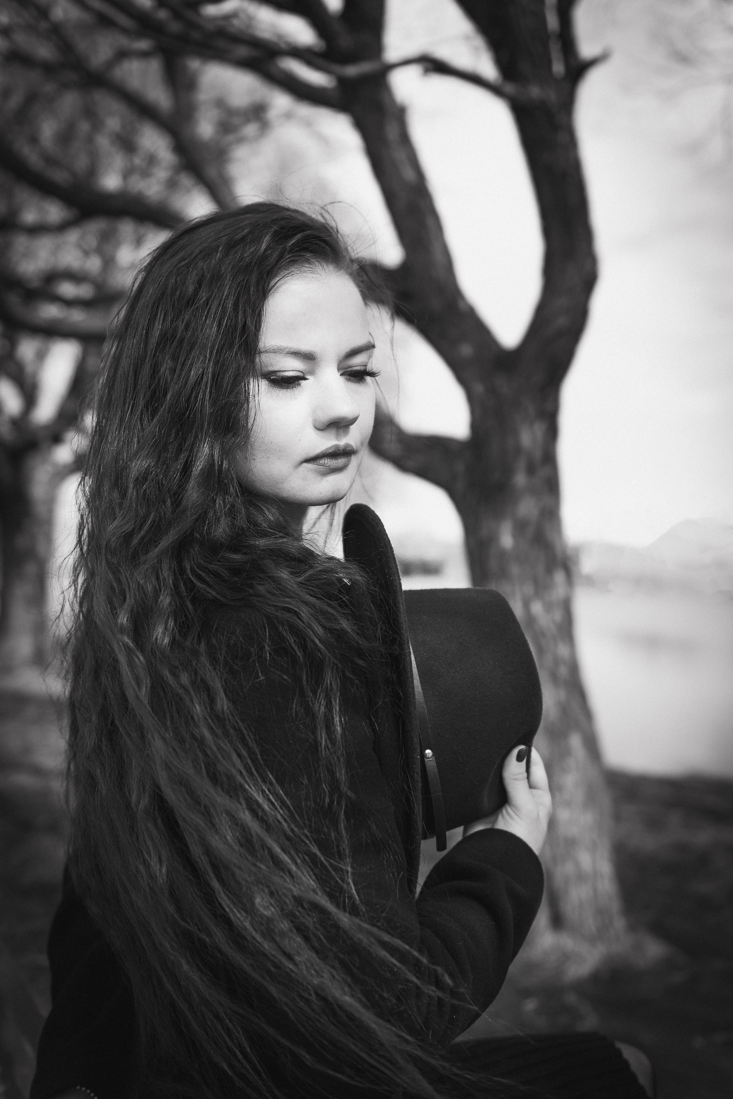 Фотосессия девушки в черно-белом исполнении на прогулке в парке. КОНТЕНТ |БРЕНД фотограф Санкт-Петербург — Жанна Олтаржевская