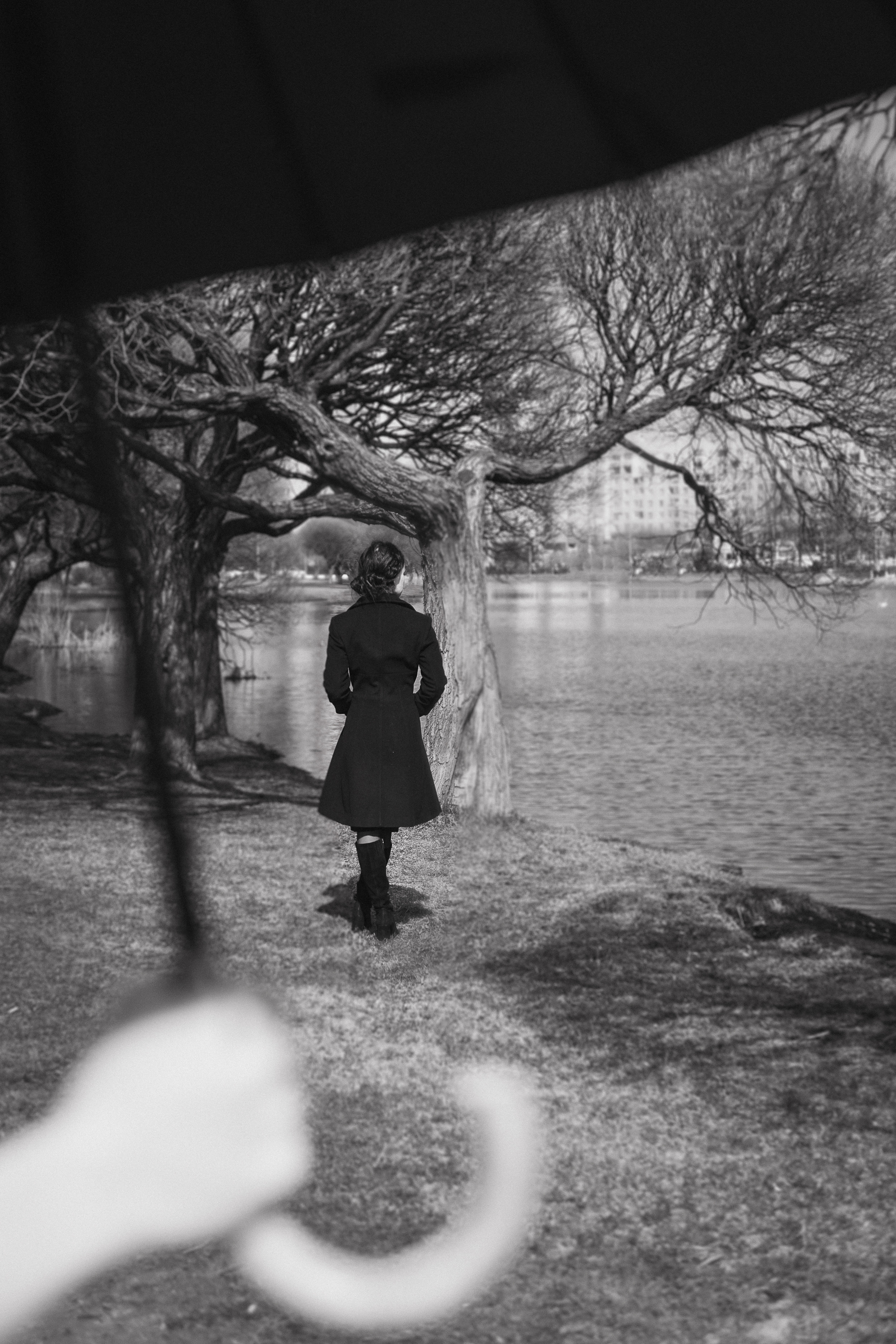 Фотосессия девушки в черно-белом исполнении на прогулке в парке. КОНТЕНТ |БРЕНД фотограф Санкт-Петербург — Жанна Олтаржевская