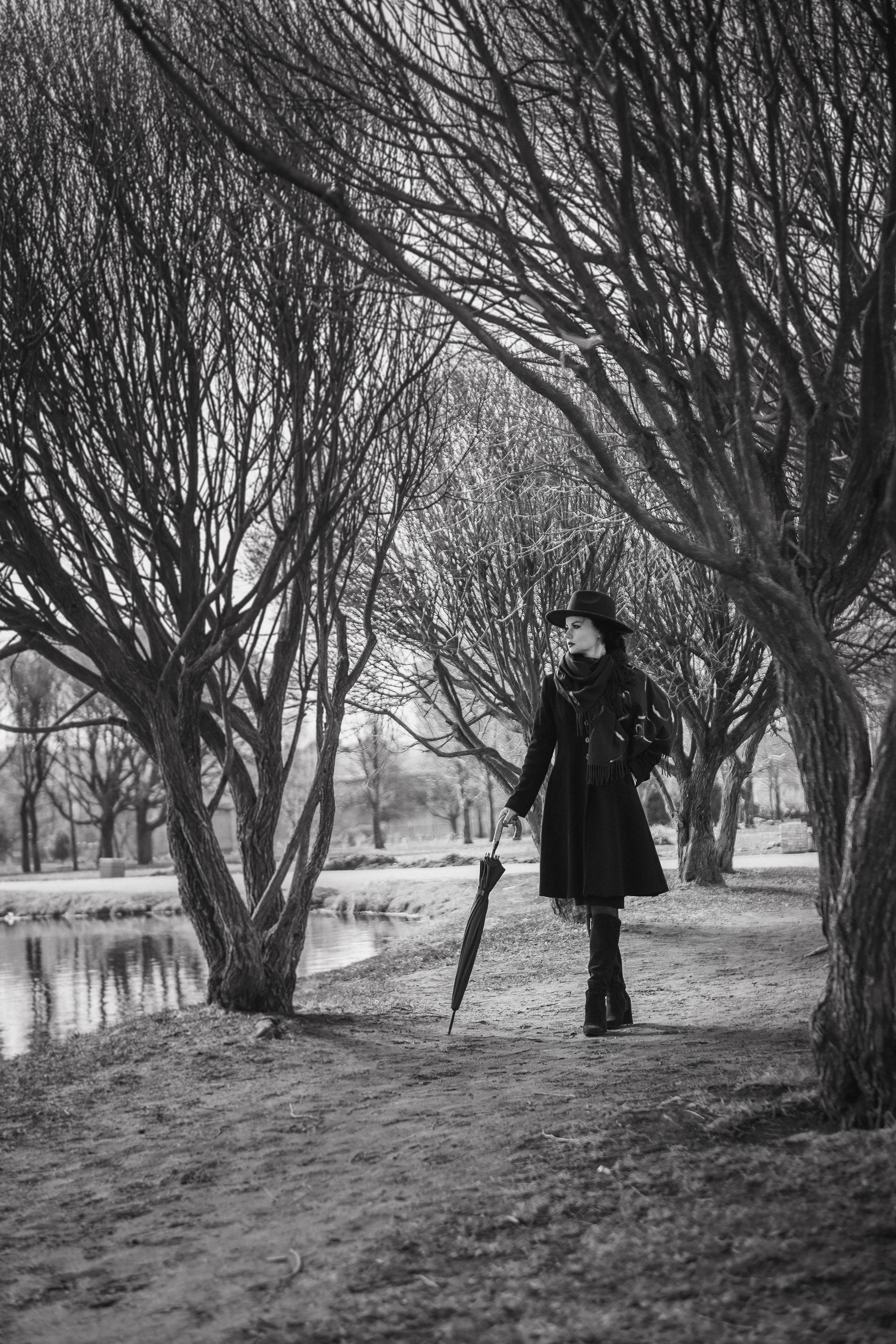 Фотосессия девушки в черно-белом исполнении на прогулке в парке. КОНТЕНТ |БРЕНД фотограф Санкт-Петербург — Жанна Олтаржевская