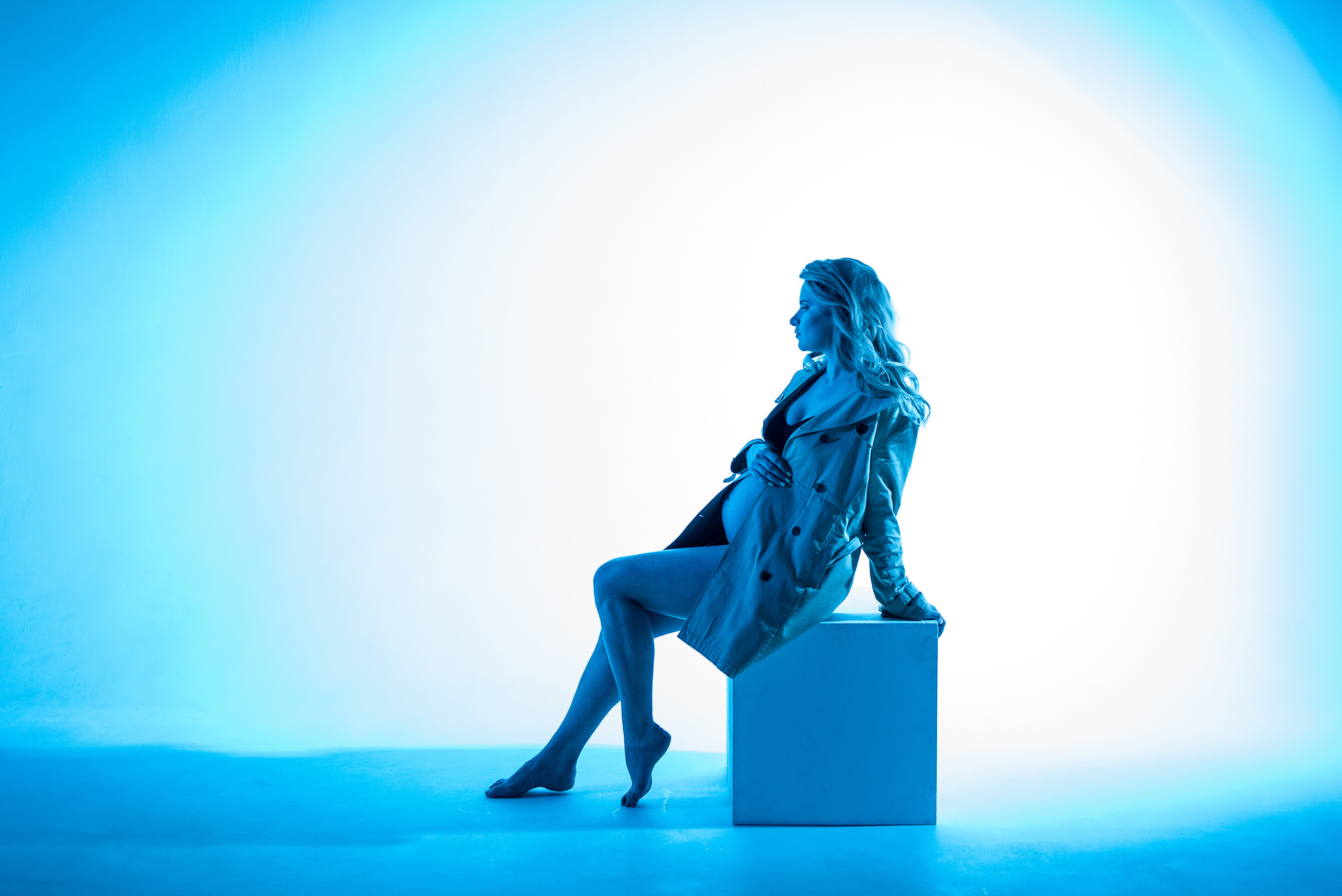 Фотосъемка беременности в синем цвете.