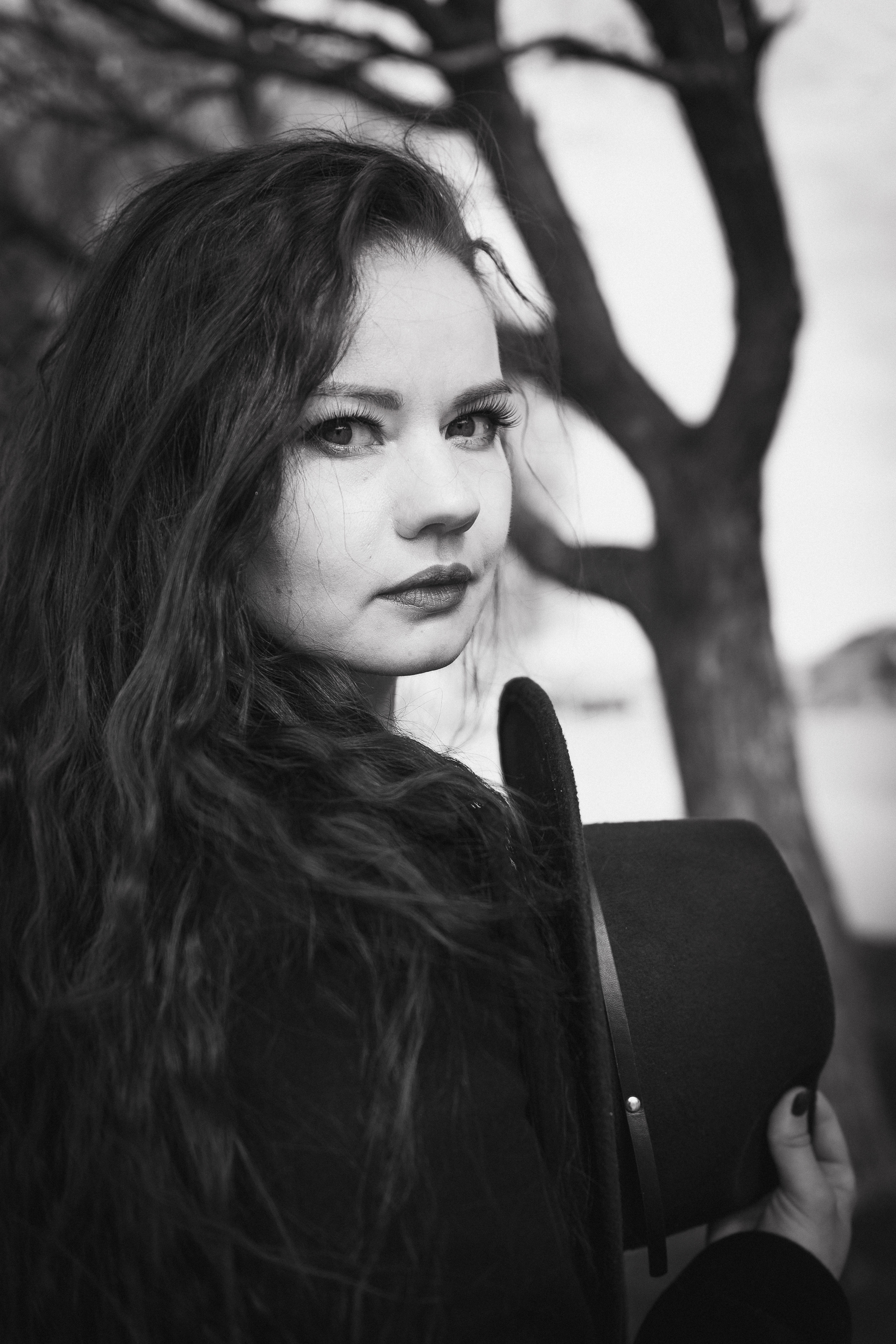 Фотосессия девушки в черно-белом исполнении на прогулке в парке. КОНТЕНТ |БРЕНД фотограф Санкт-Петербург — Жанна Олтаржевская