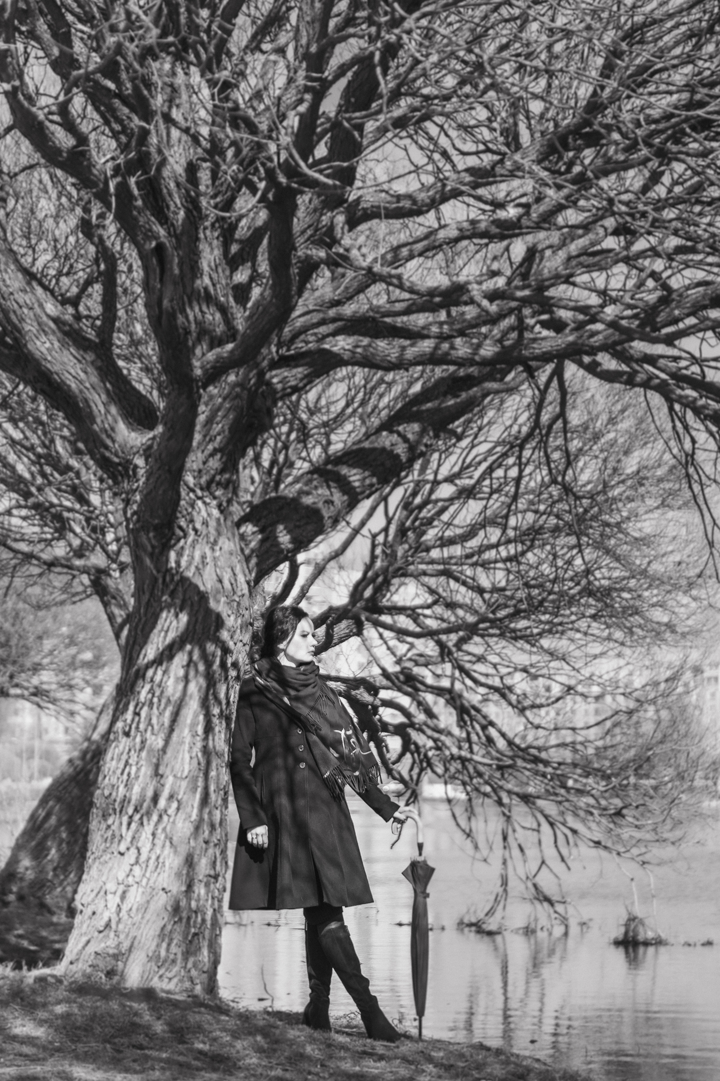 Фотосессия девушки в черно-белом исполнении на прогулке в парке. КОНТЕНТ |БРЕНД фотограф Санкт-Петербург — Жанна Олтаржевская