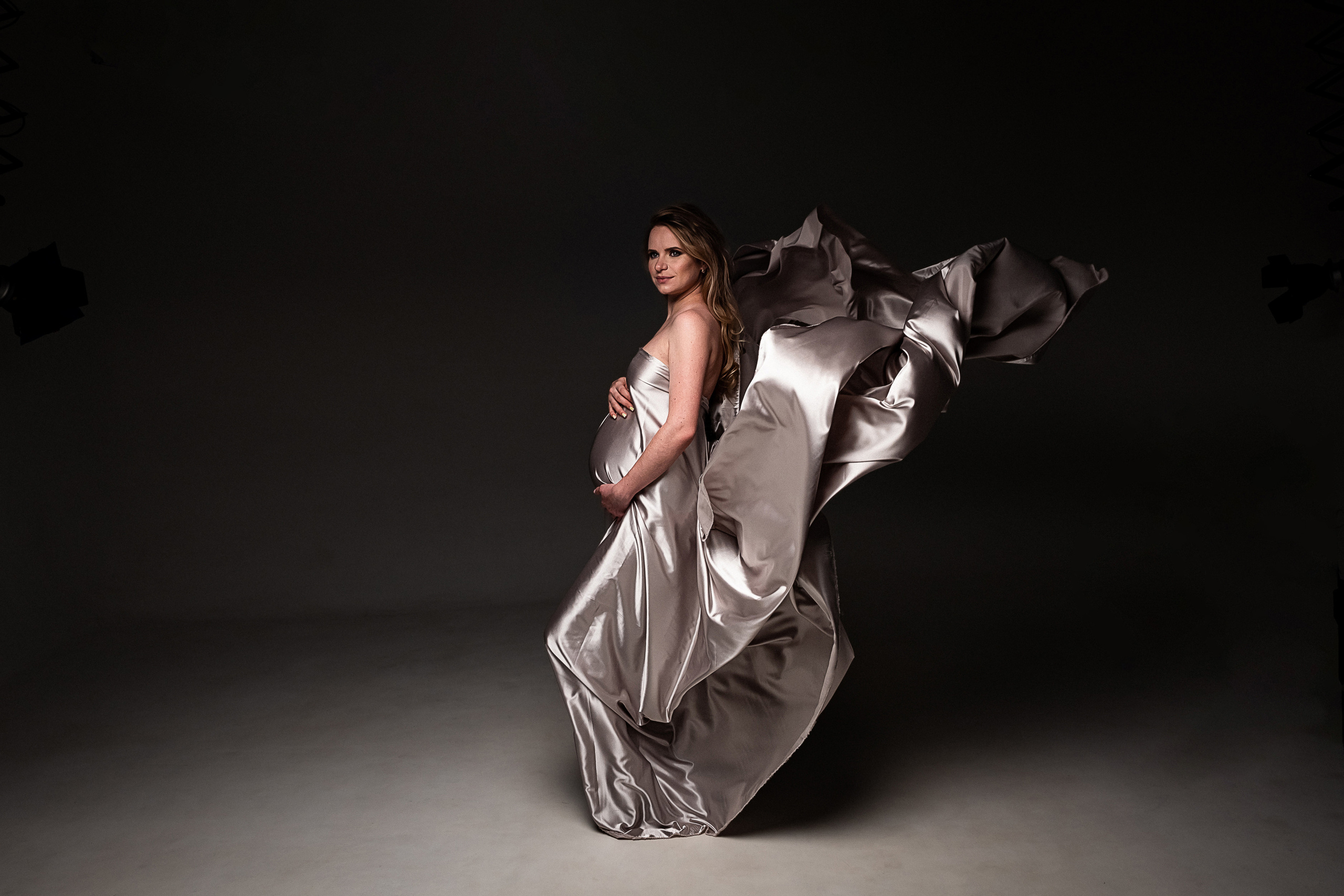 Беременная фотосессия в тканях.