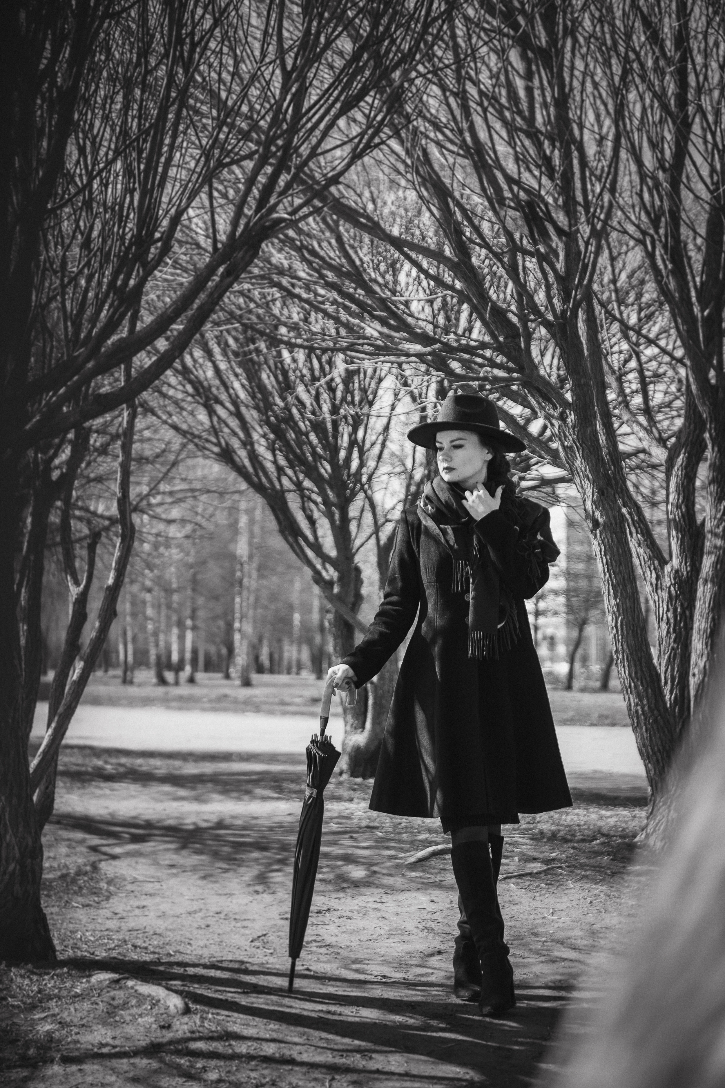 Фотосессия девушки в черно-белом исполнении на прогулке в парке. КОНТЕНТ |БРЕНД фотограф Санкт-Петербург — Жанна Олтаржевская