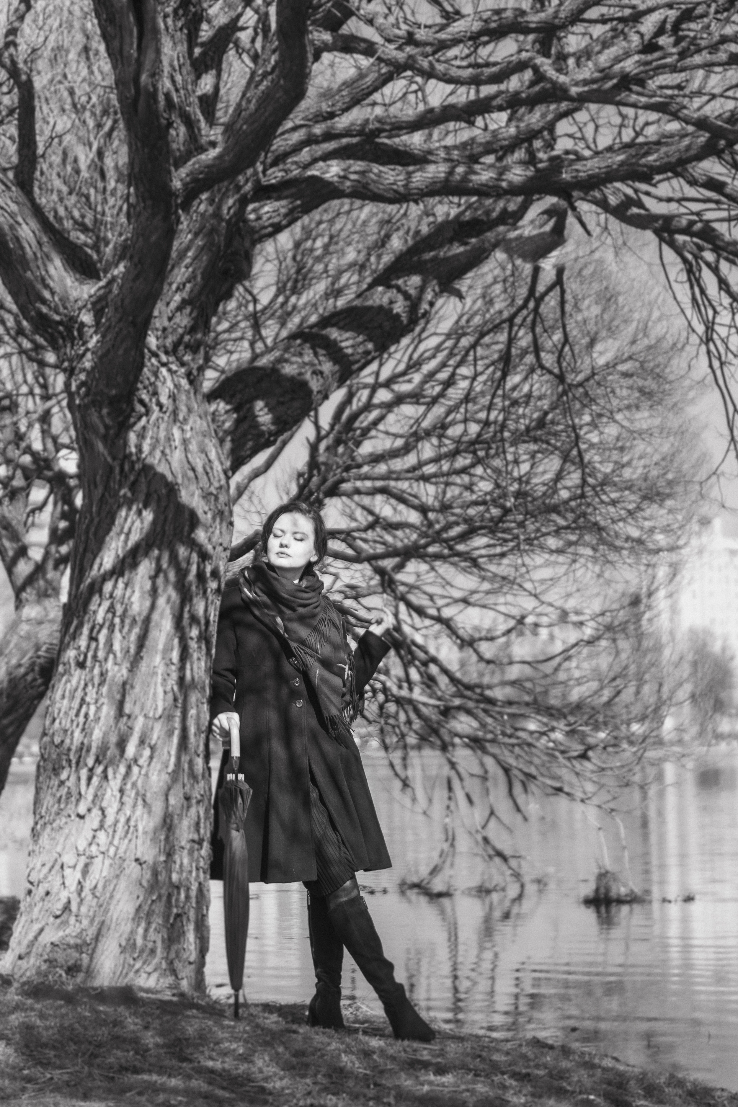 Фотосессия девушки в черно-белом исполнении на прогулке в парке. КОНТЕНТ |БРЕНД фотограф Санкт-Петербург — Жанна Олтаржевская