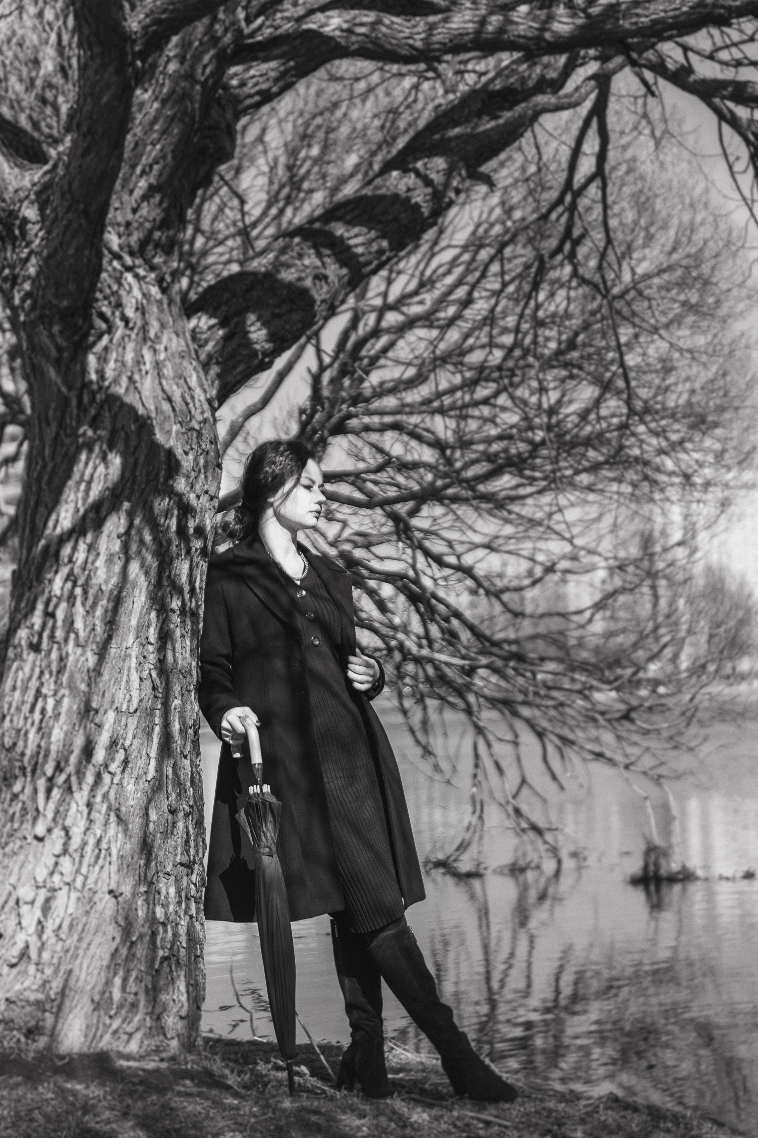 Фотосессия девушки в черно-белом исполнении на прогулке в парке. КОНТЕНТ |БРЕНД фотограф Санкт-Петербург — Жанна Олтаржевская
