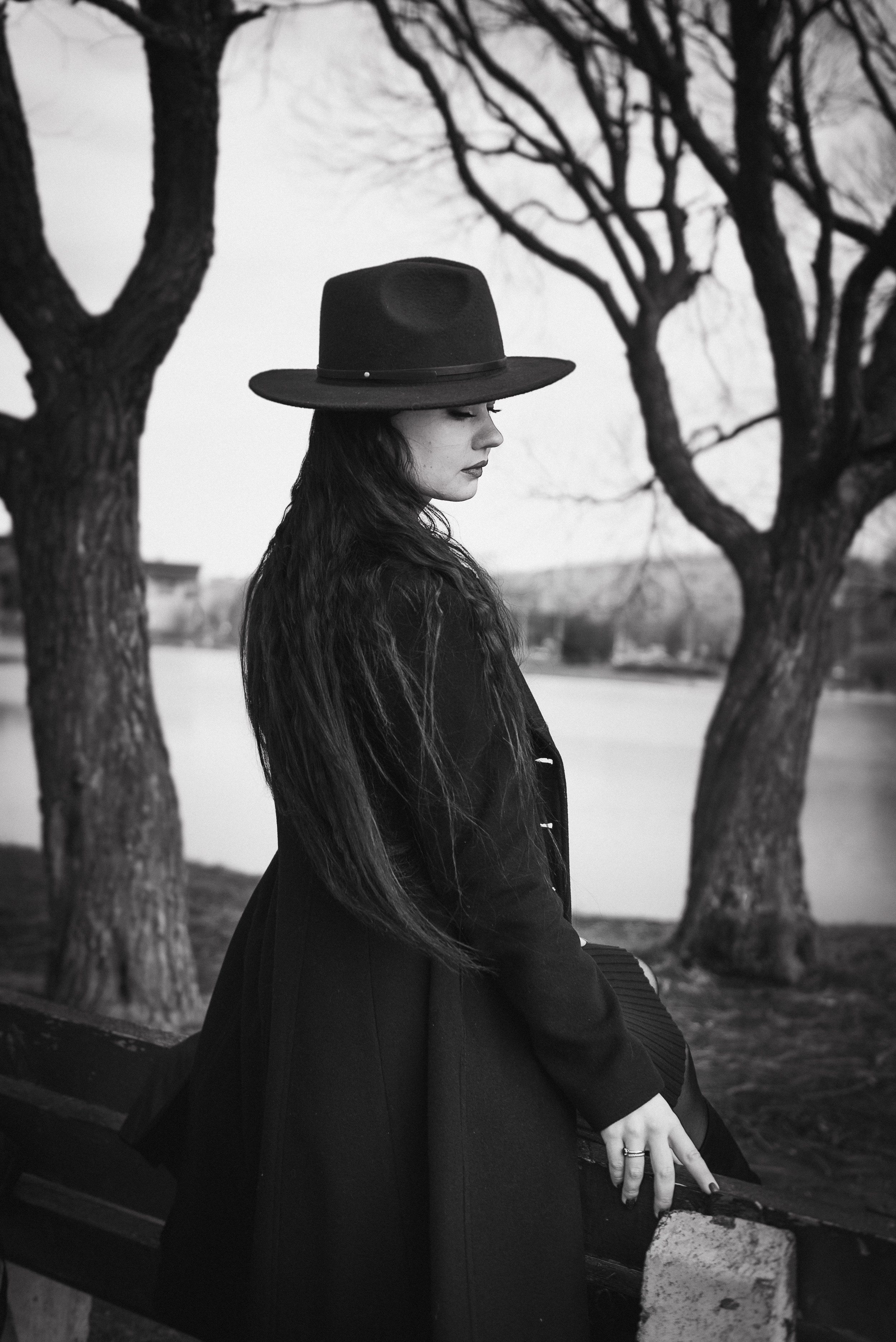 Фотосессия девушки в черно-белом исполнении на прогулке в парке. КОНТЕНТ |БРЕНД фотограф Санкт-Петербург — Жанна Олтаржевская
