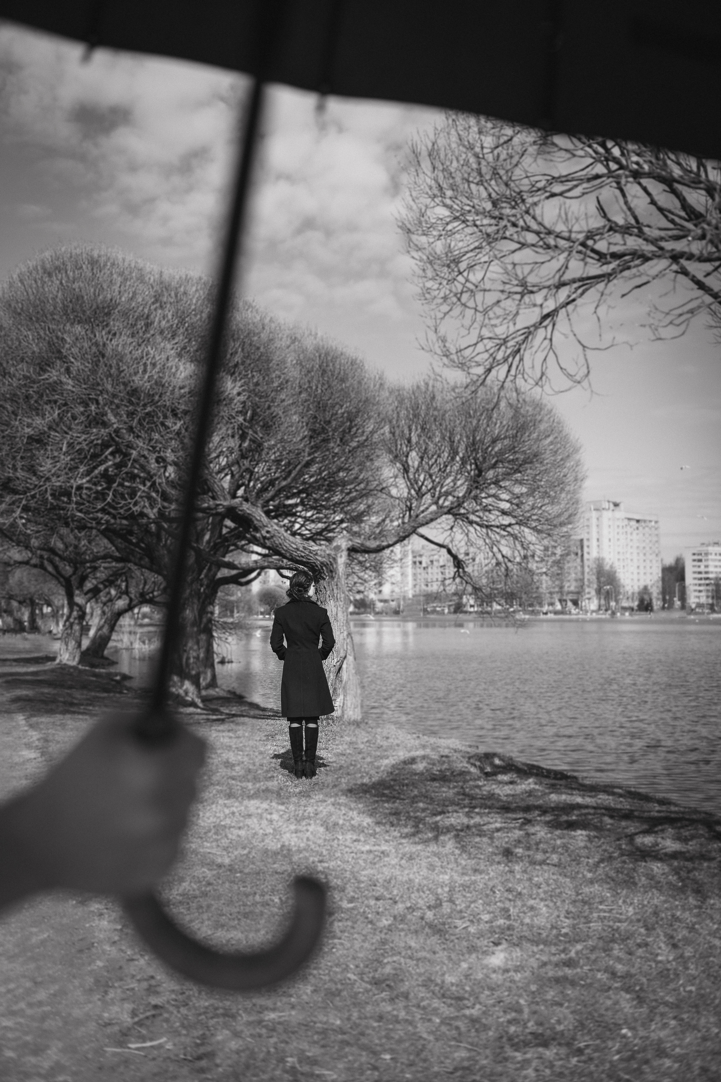 Фотосессия девушки в черно-белом исполнении на прогулке в парке. КОНТЕНТ |БРЕНД фотограф Санкт-Петербург — Жанна Олтаржевская