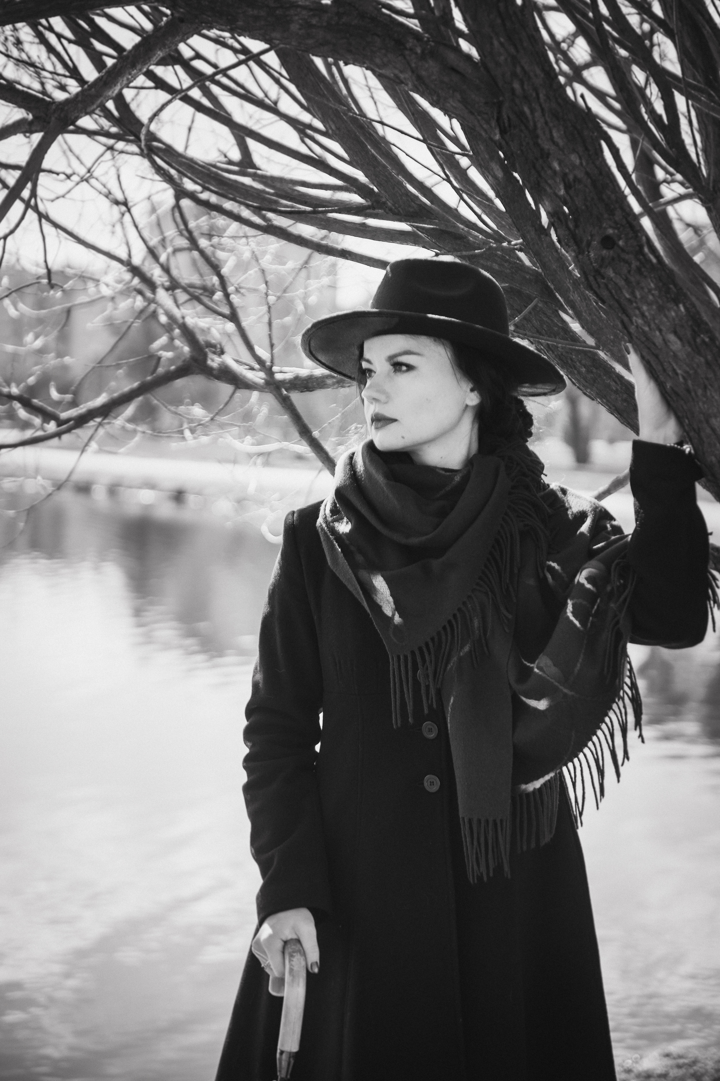 Фотосессия девушки в черно-белом исполнении на прогулке в парке. КОНТЕНТ |БРЕНД фотограф Санкт-Петербург — Жанна Олтаржевская
